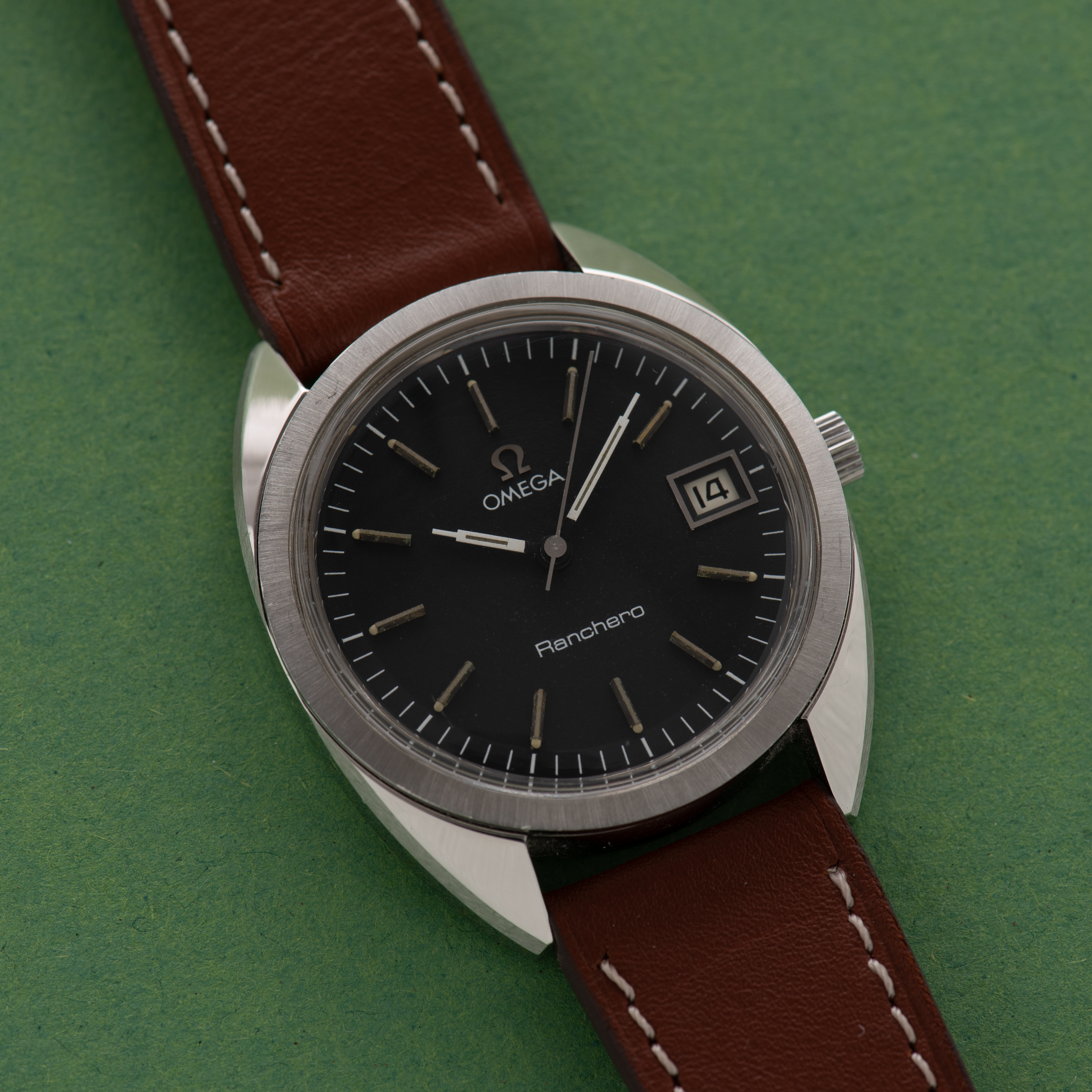 Zicht op Omega Ranchero Automatic Date "Belgian market" black dial réf 136.0106 from 1974