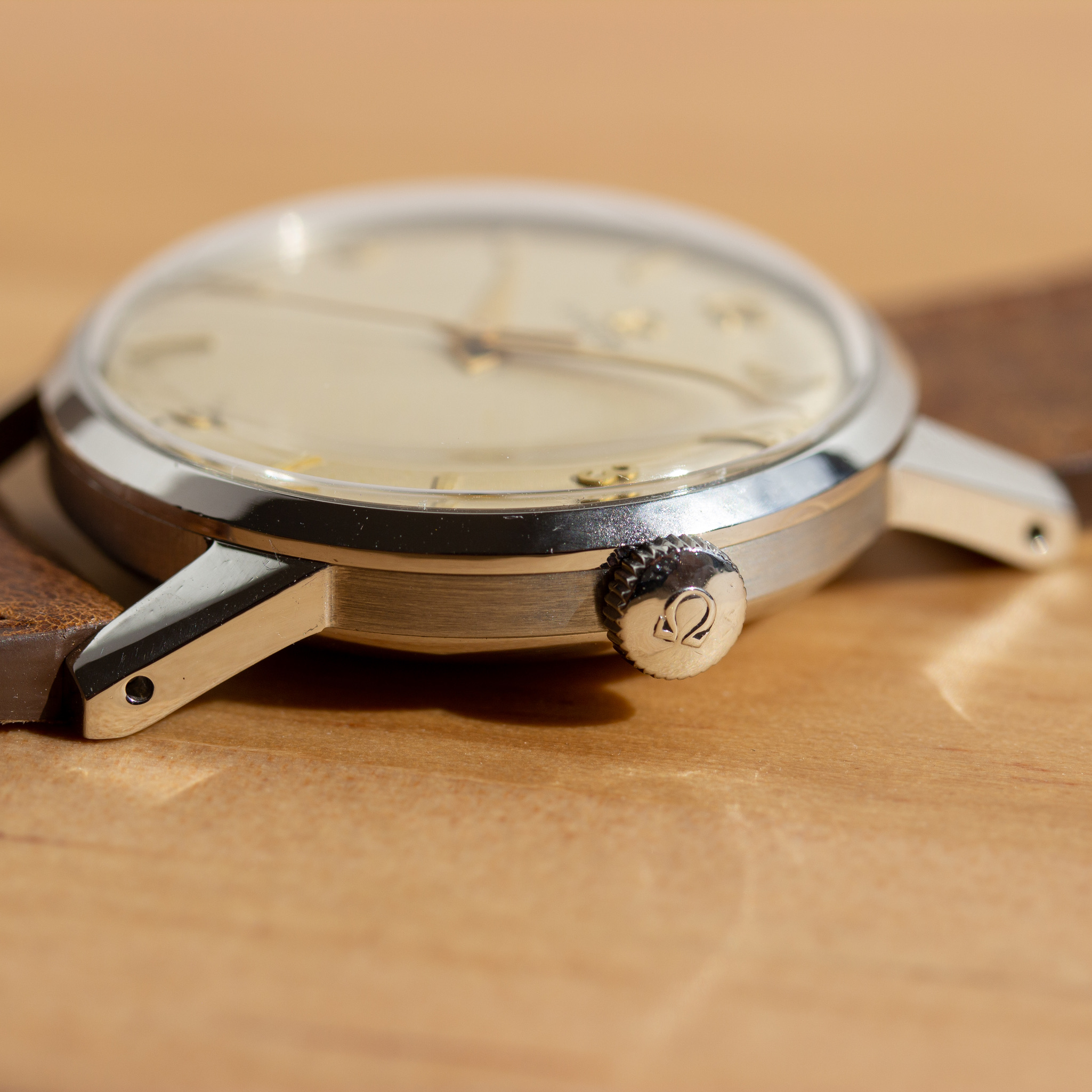 View of Omega mécanique réf 2496 7 cal 284