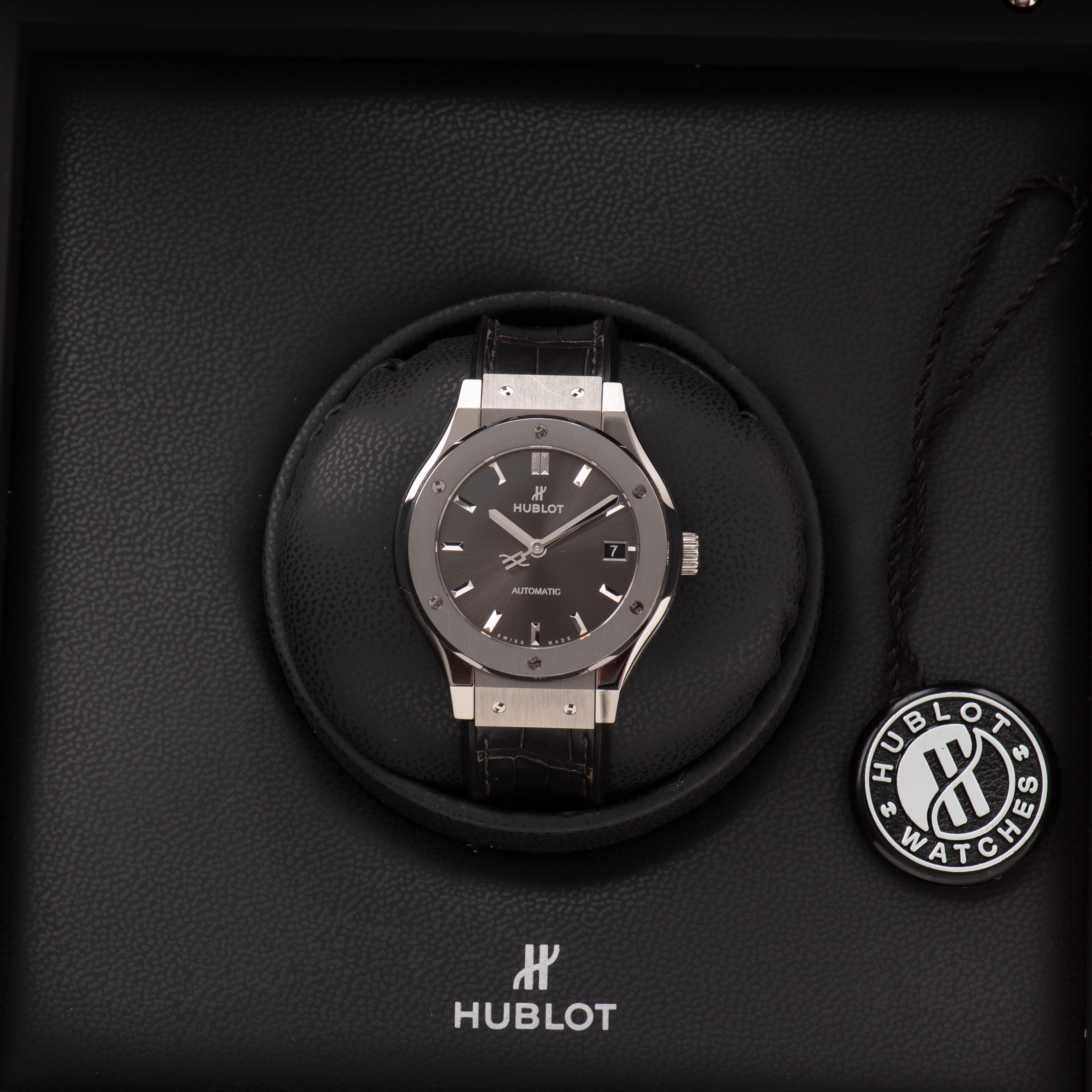 Zicht op Hublot Classic Fusion Grey Dial ref 565.NX.7071.LR uit 2020