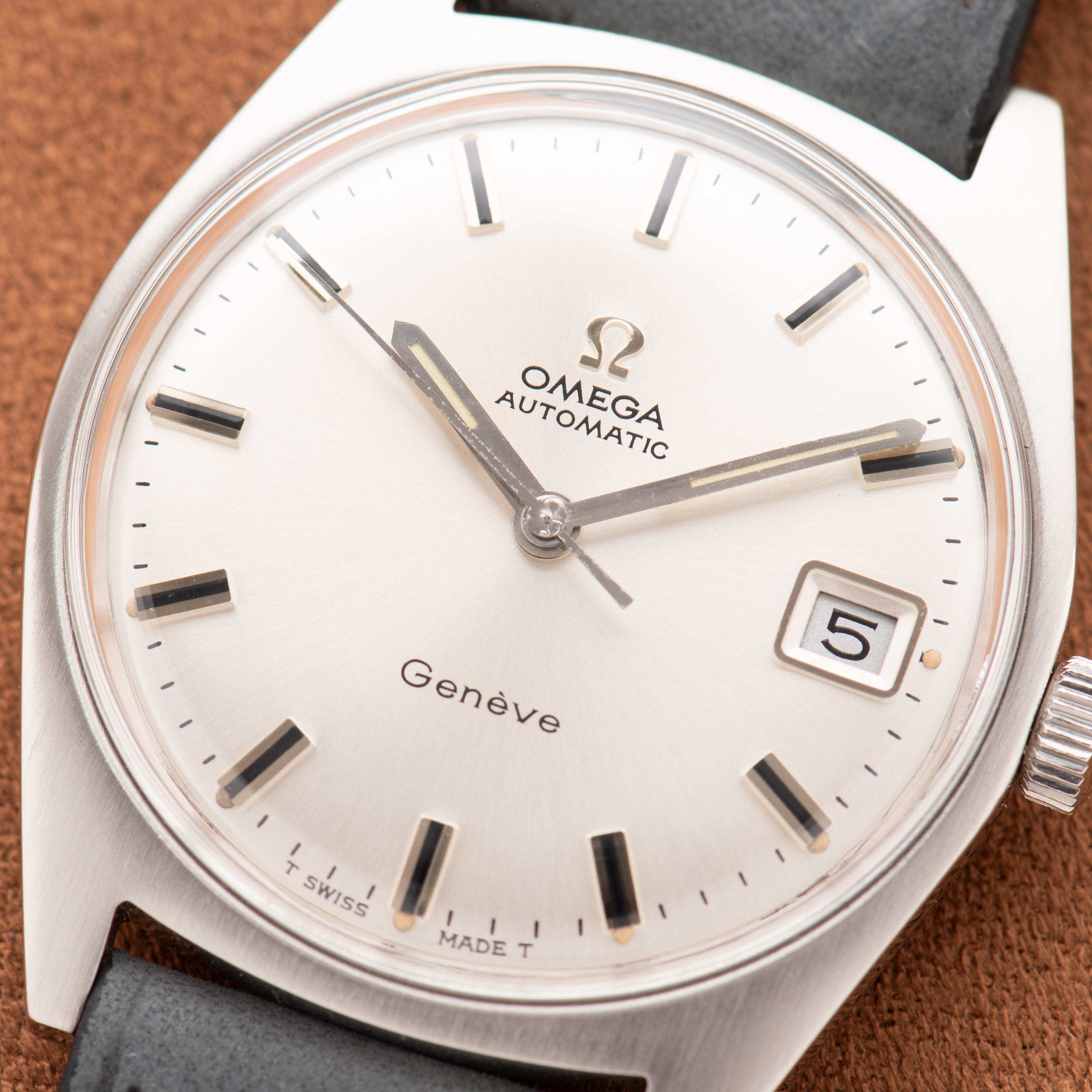 Zicht op Omega Automatic Genève Silver Dial ref 166.041 uit 1969