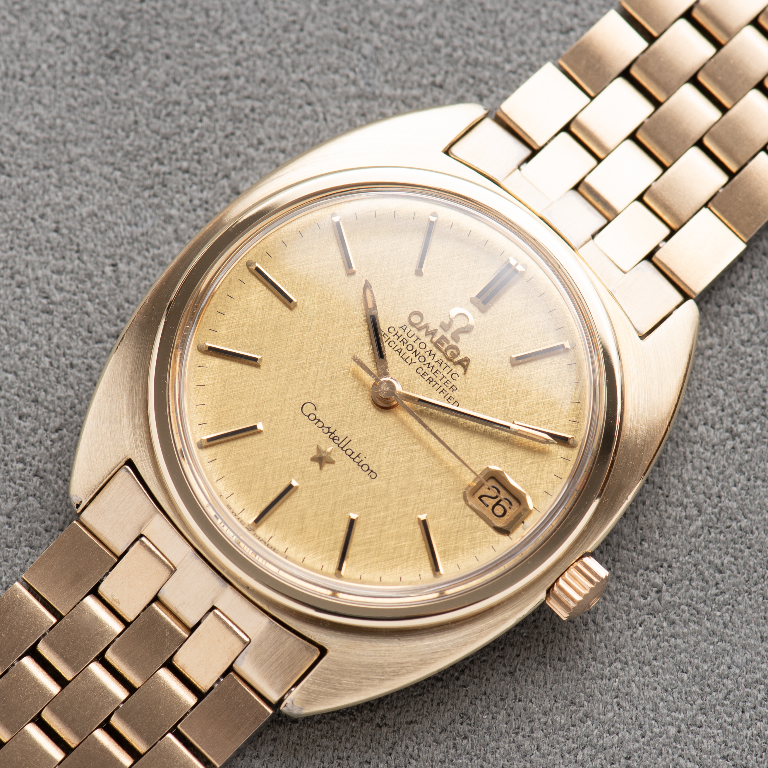 Zicht op Omega Constellation Chronometer C-shape 14K Gold Capped from 1968 Réf 168.017SP