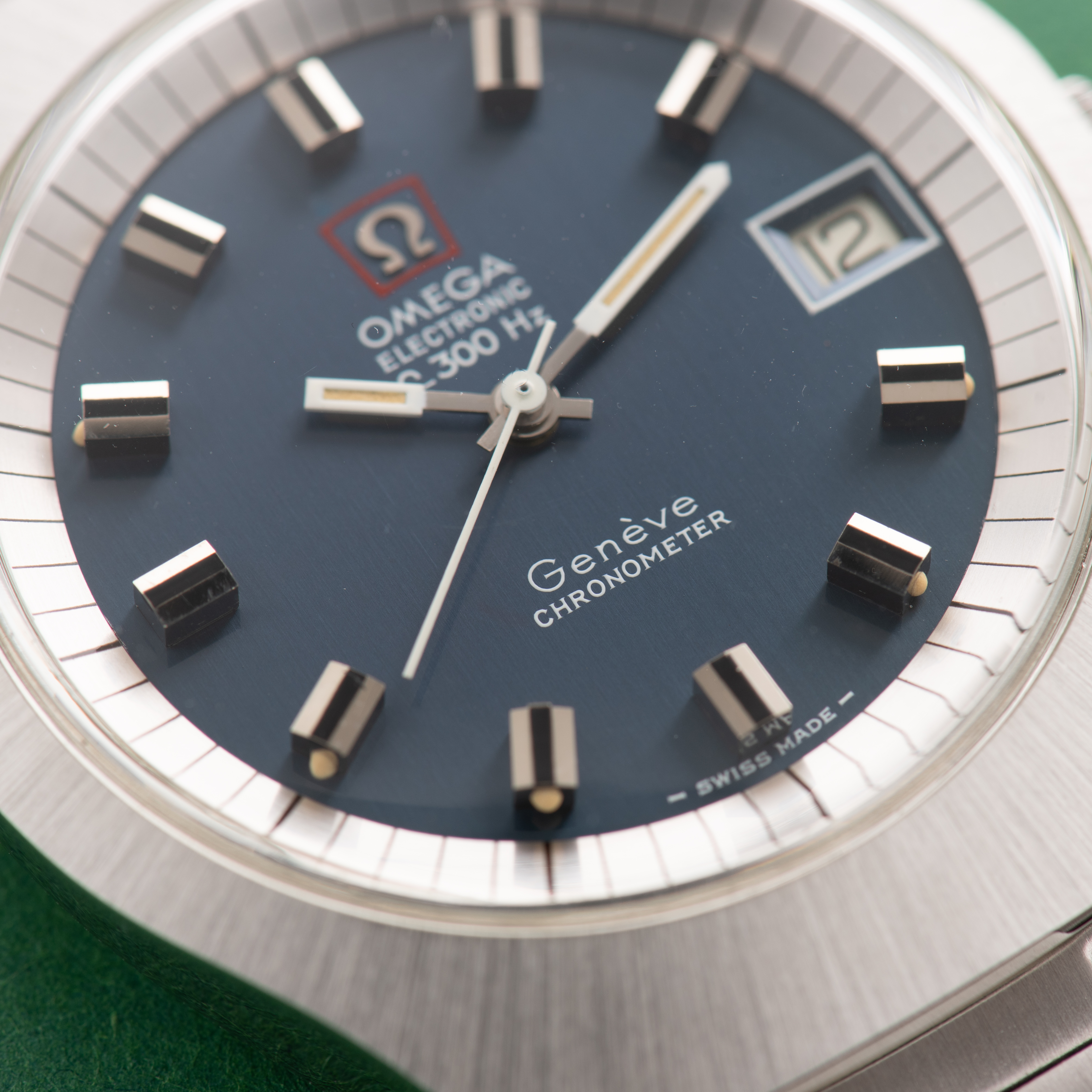 Zicht op Omega Electronic F300 Hz Genève Chronometer Blue dial Réf 198.021 from 1973