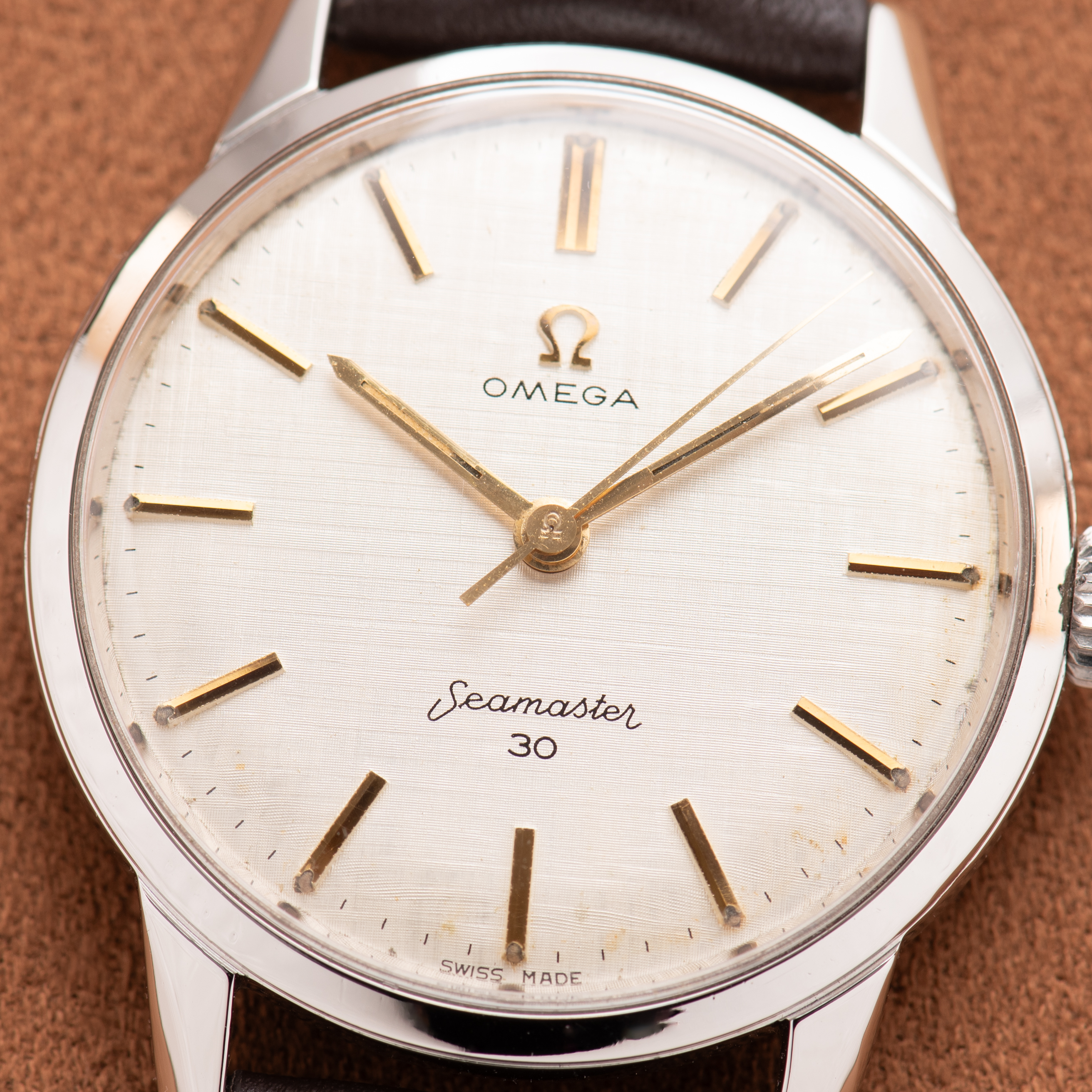 Zicht op Omega Seamaster 30 Patina "Linnen Dial" uit 1962 Ref 135.003