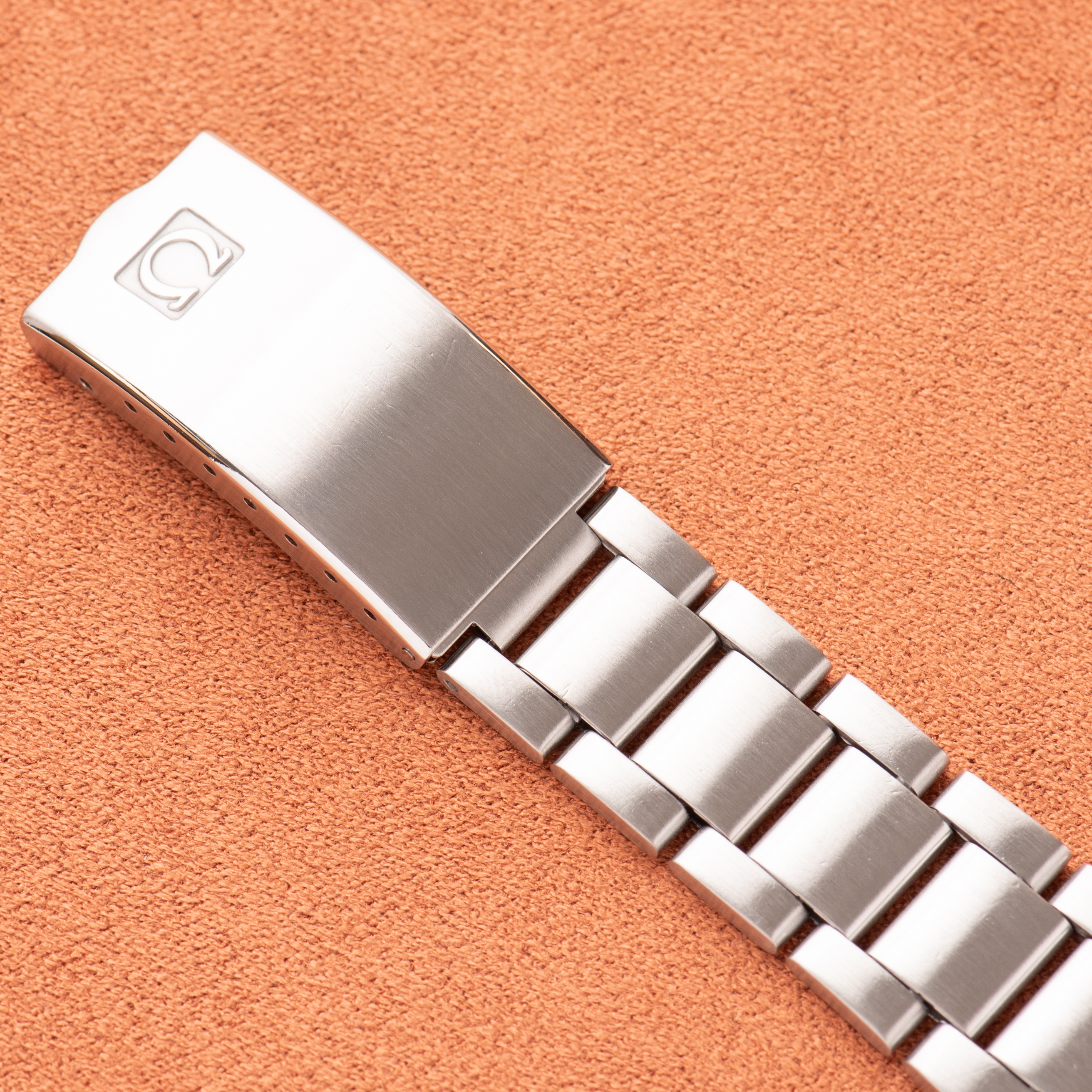 Zicht op Omega Genève Dynamic Automatic Grey Dial uit 1969 Ref 166.039