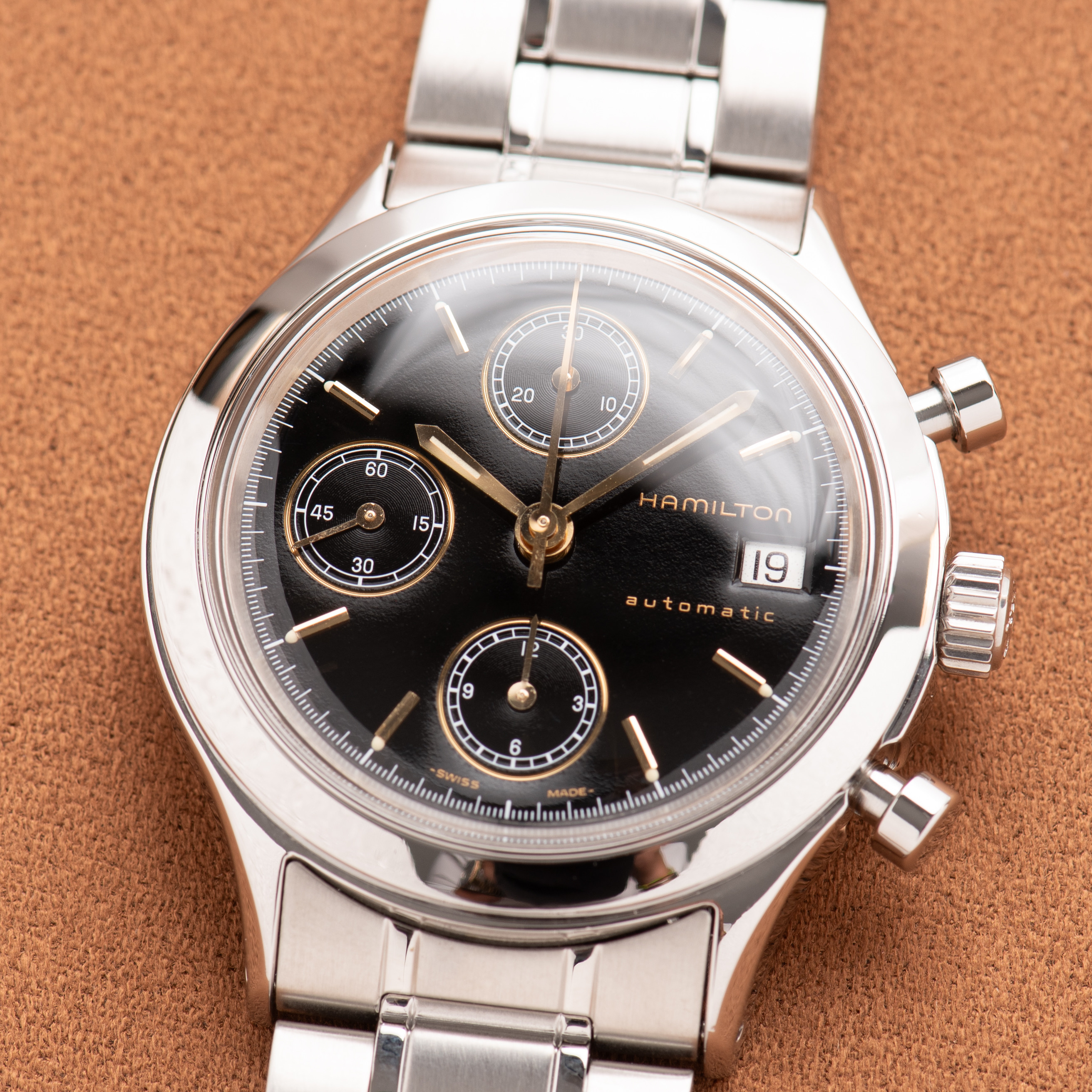 Zicht op Hamilton Automatic Chronograph Black Gilt Dial