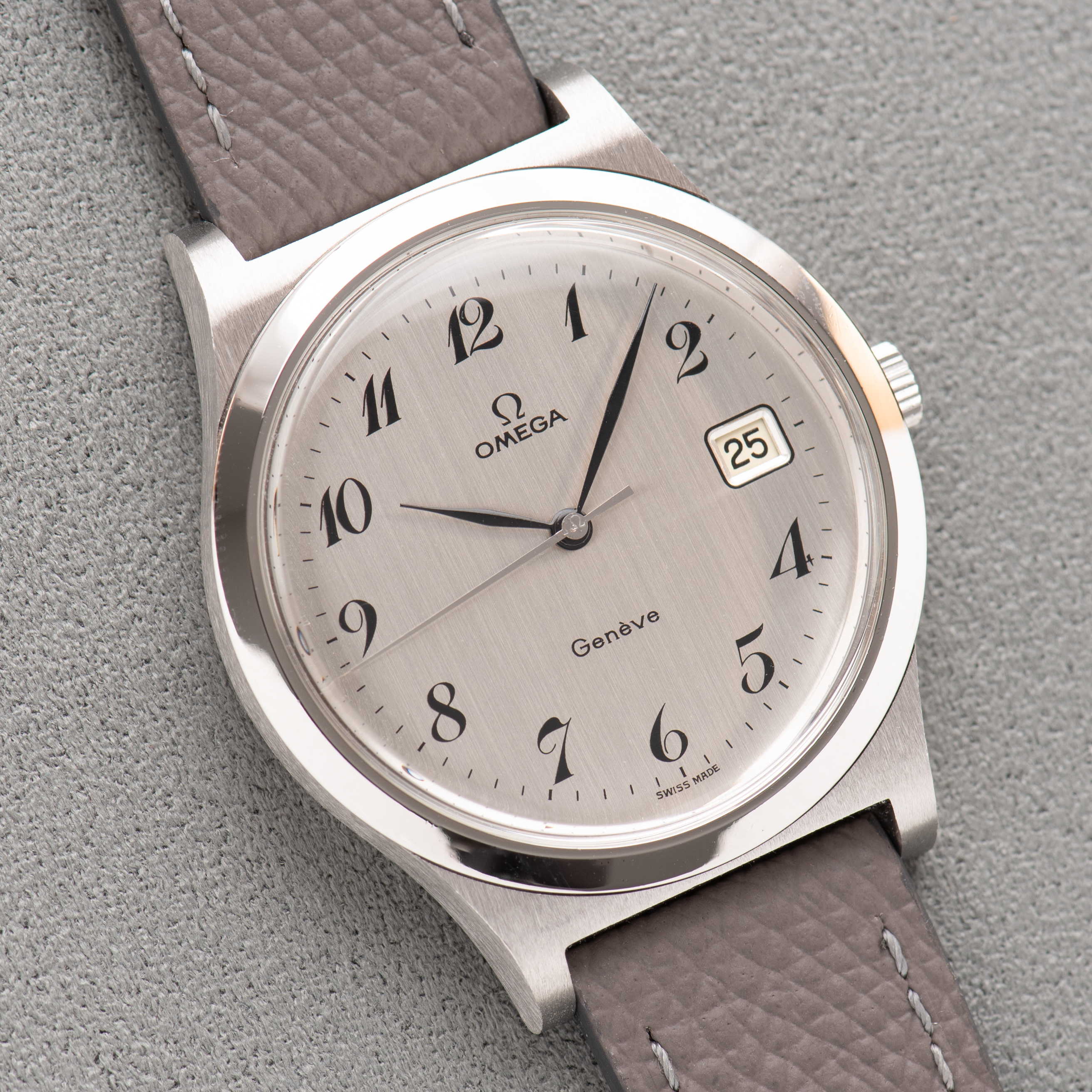 Vue de Omega Genève Mécanique Date Breguet Grey Dial Réf 136.0102 from 1975