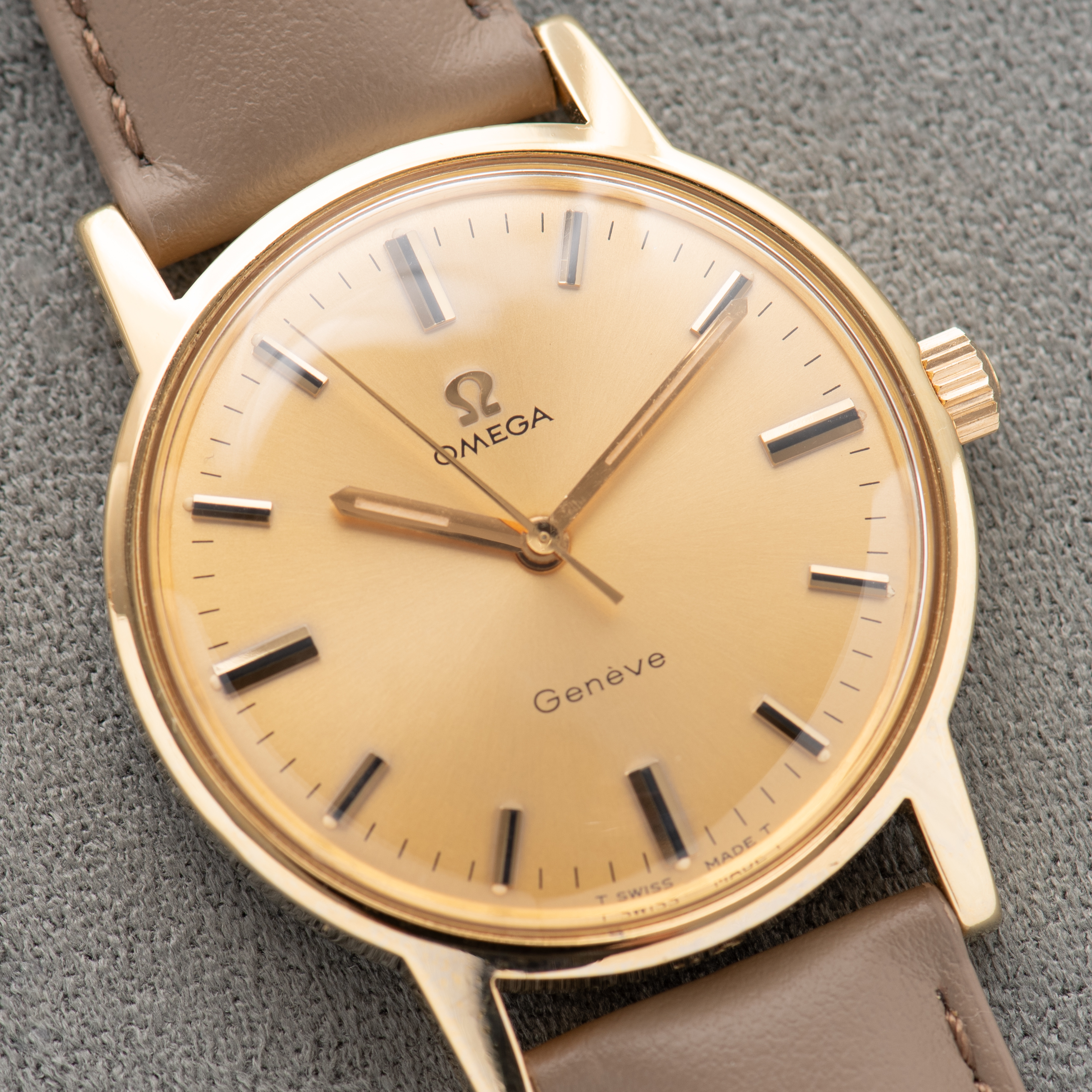 Zicht op Omega Genève Gouden wijzerplaat Ref 135.070 vanaf 1969