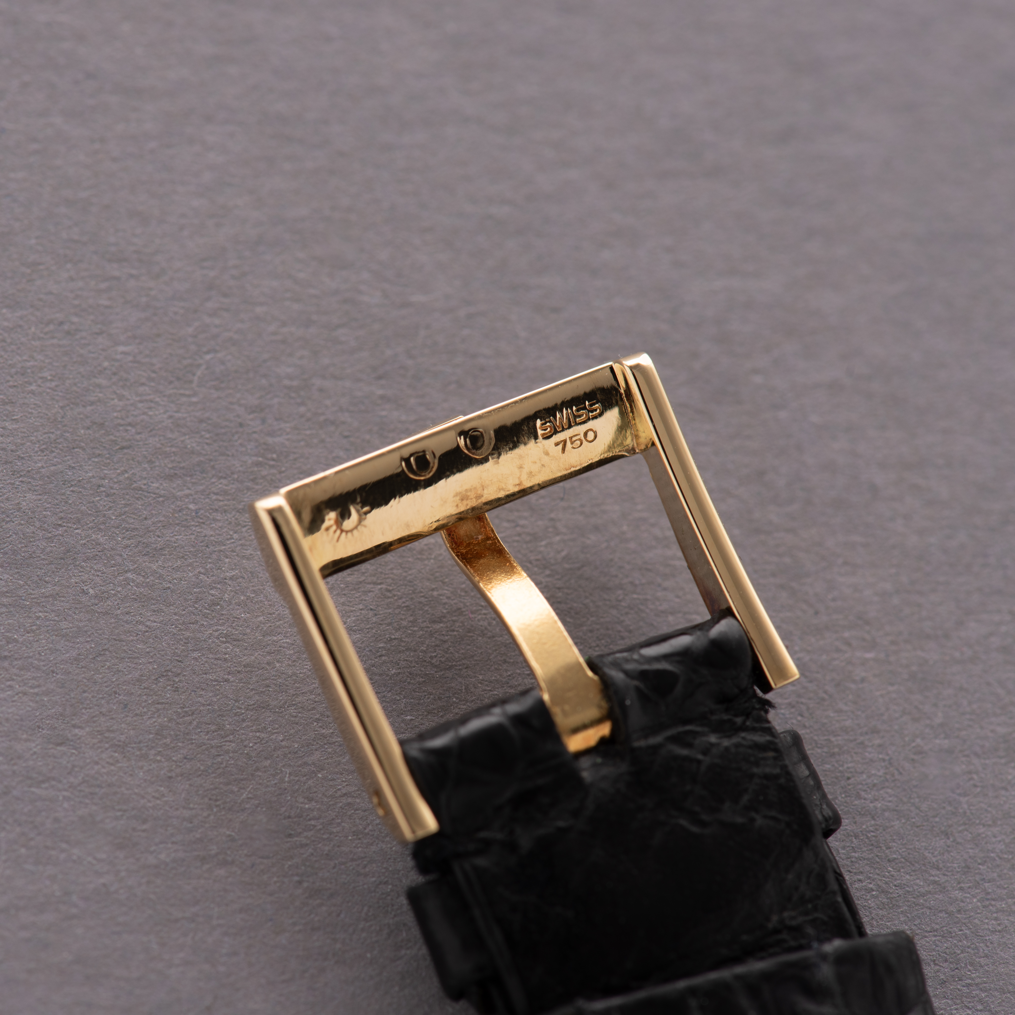 Vue de Piaget "asymétrique" gold 18K réf 9467 cal 9P
