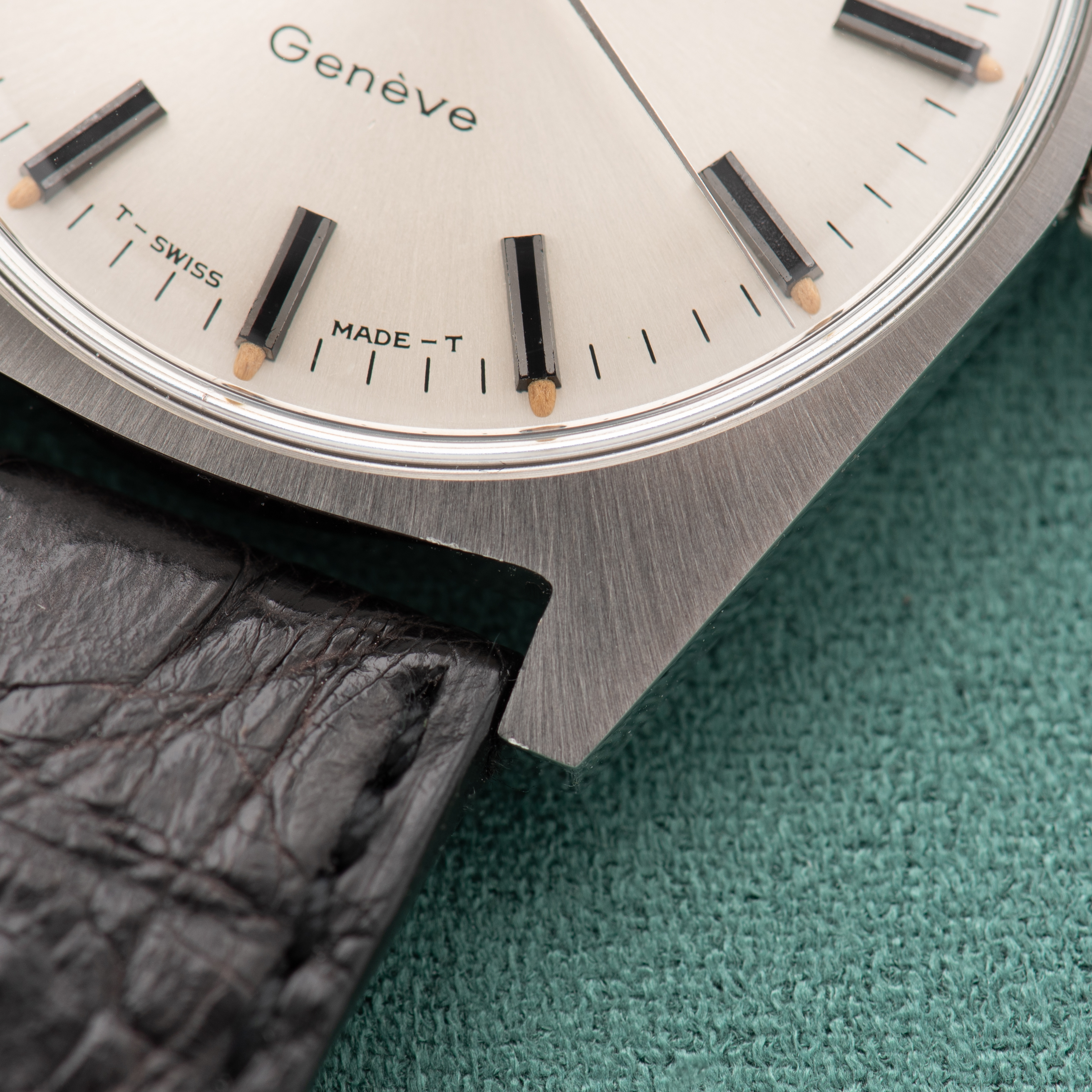 View of Omega Genève Mécanique Réf 135.041 from 1973 New Old Stock with box and sticker