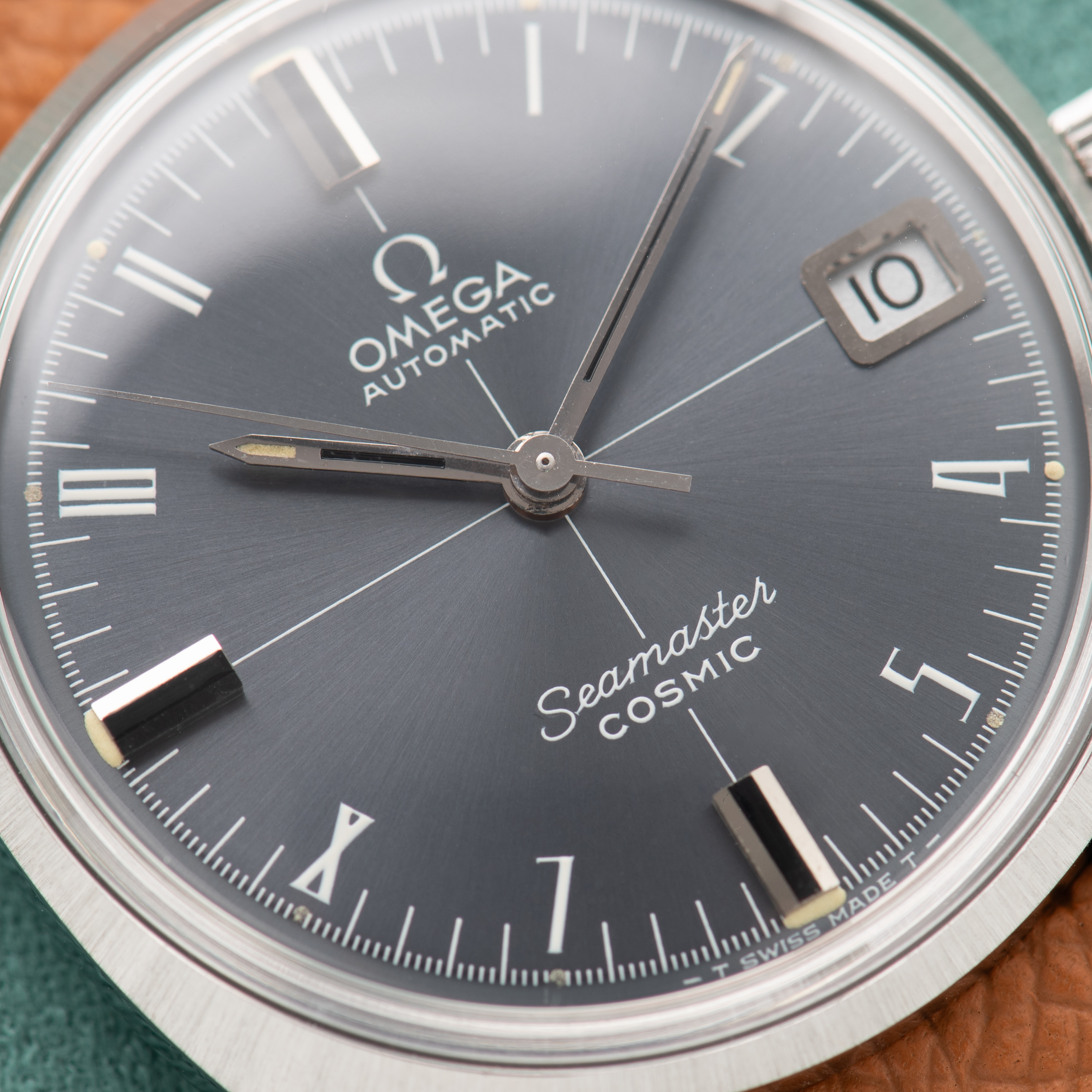 View of Omega Automatic Seamaster Cosmic "Crosshair" Grey Dial Date Réf 166.023