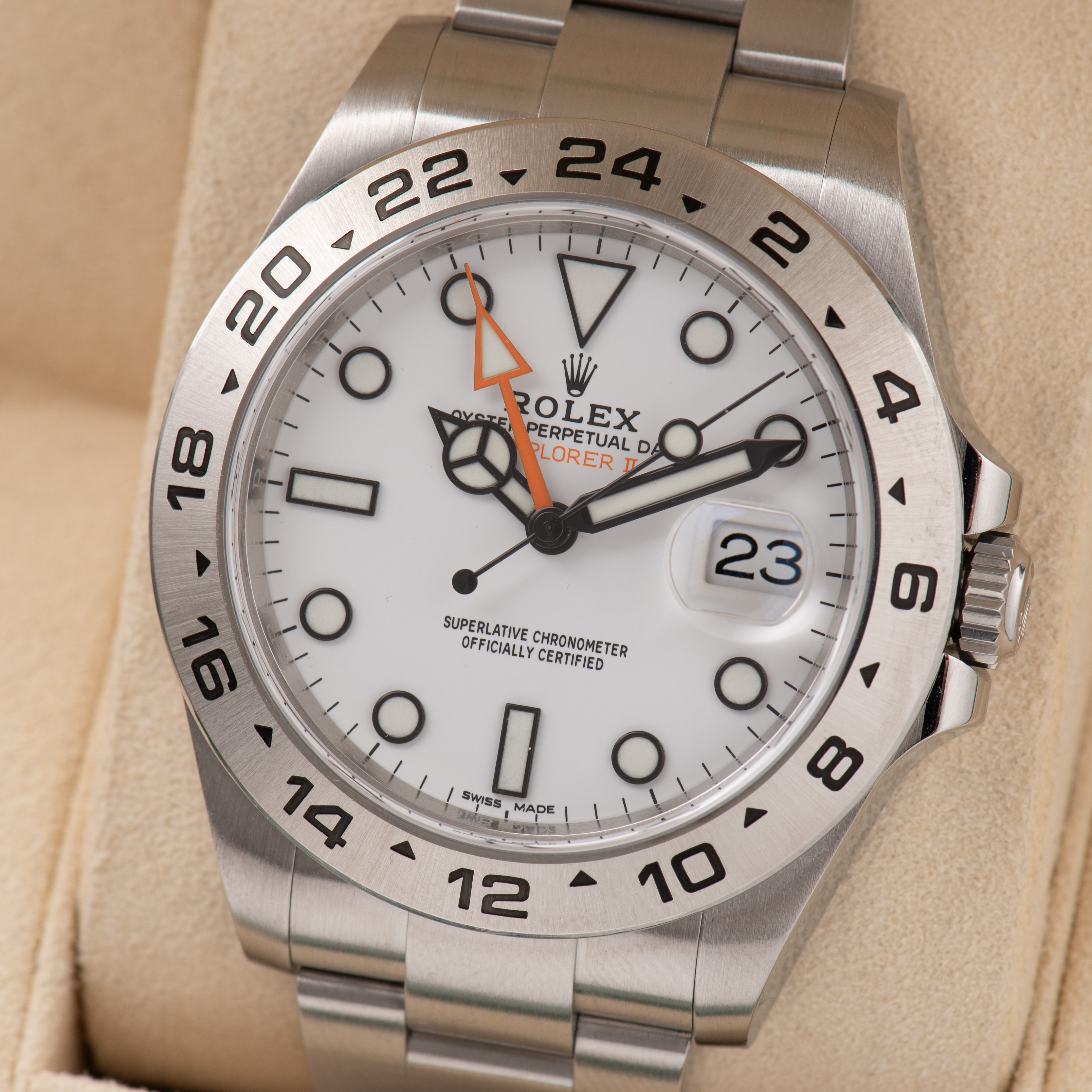 Zicht op Rolex Explorer II White dial réf 216570 from 2018 Full set