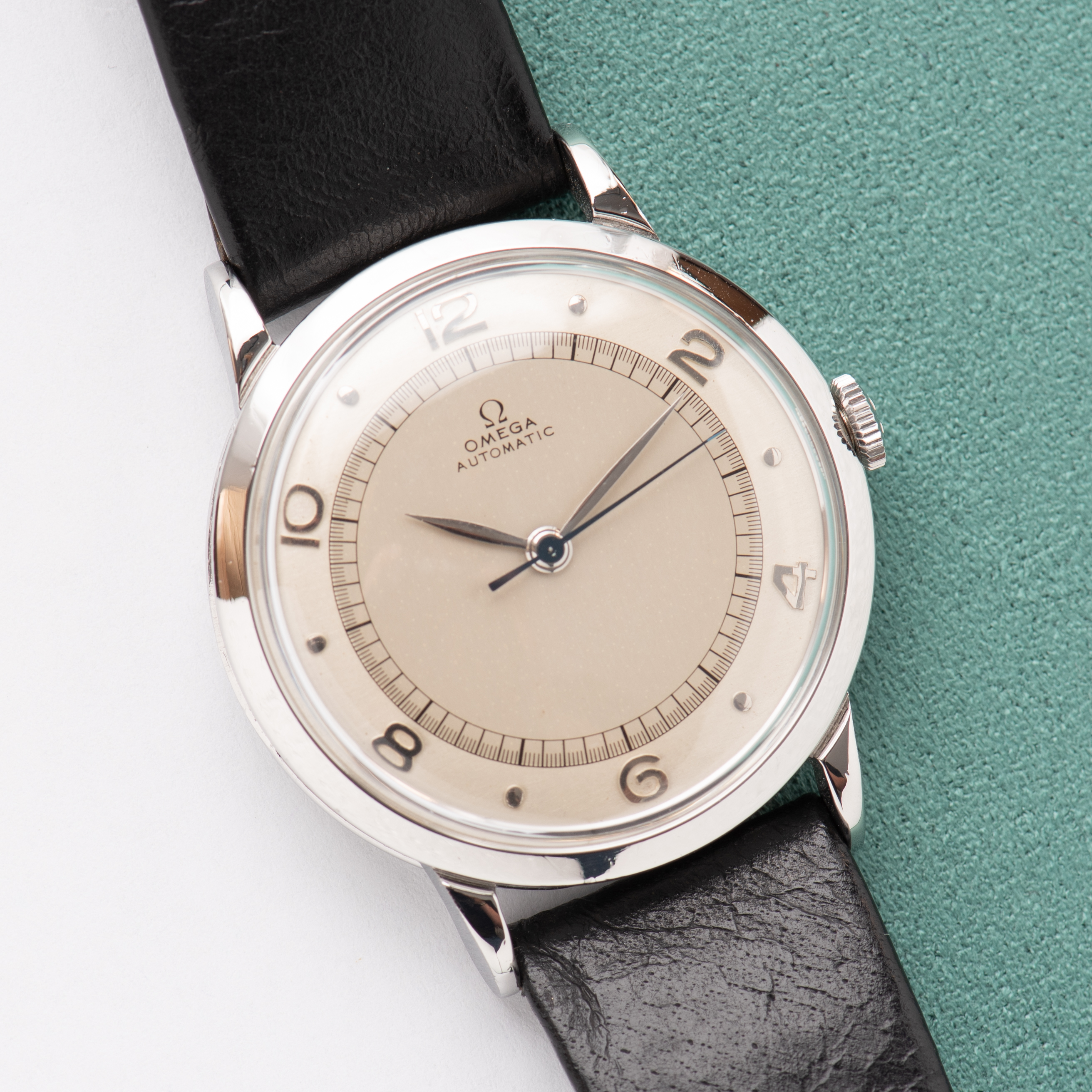 Zicht op Omega Centre Tweede Automatic Bumper Silver Dial Ref. 2445 1944