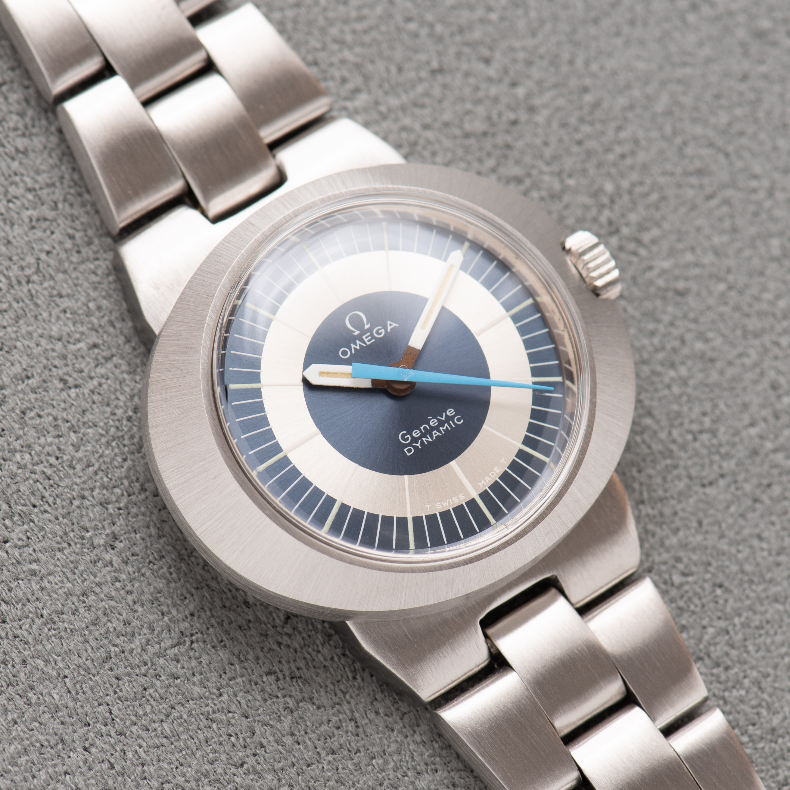 Vue de Omega Genève Dynamic Woman Mécanique Date Blue dial Réf 566.015 from 1971