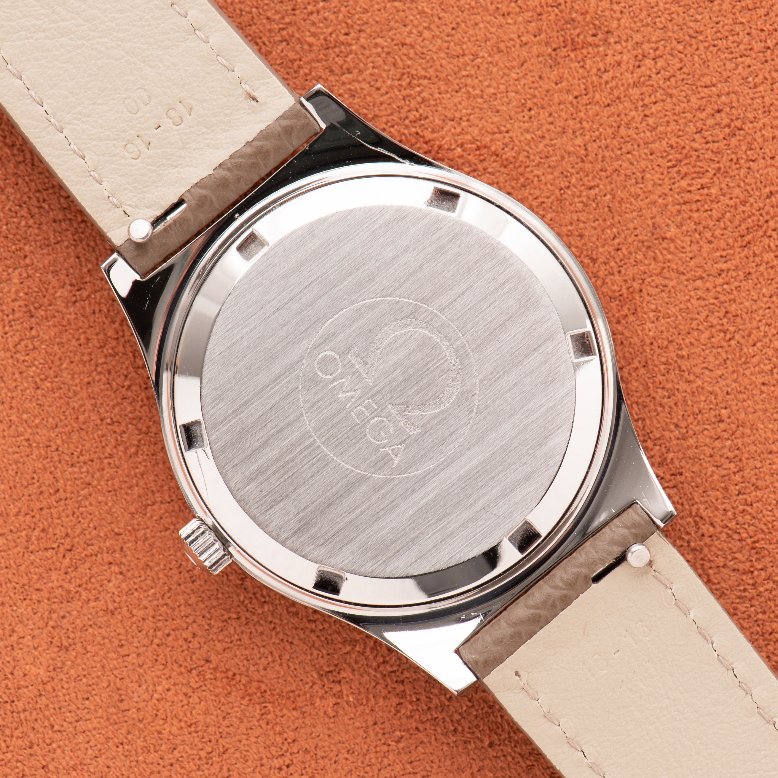 Zicht op Omega Genève Mécanique Date Brown Dial Réf 136.0102 from 1974
