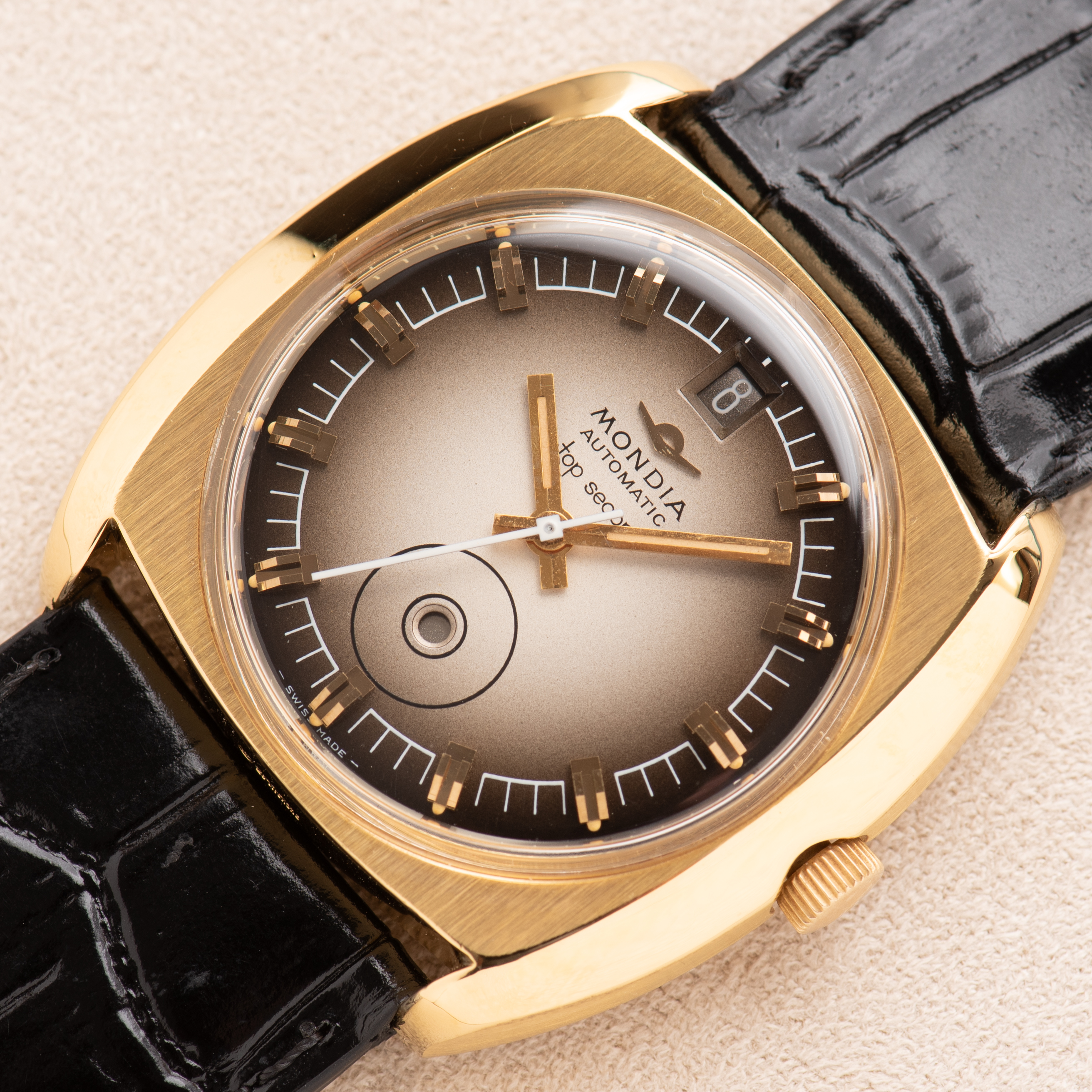 Zicht op Mondia Automatic Top Second GoldPlated from 1975