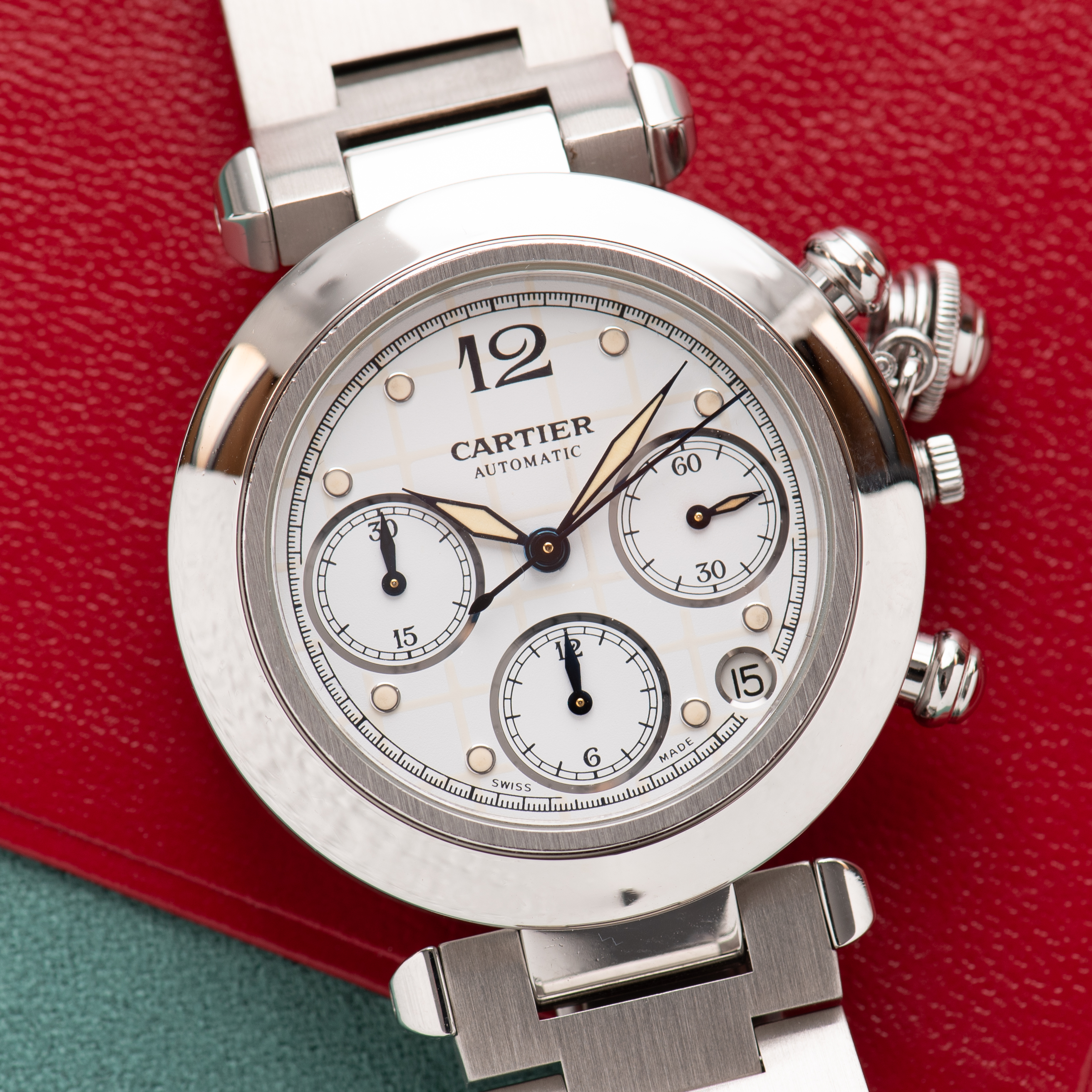 Zicht op Cartier De Pasha Chronograph White/Crème Dial Réf 2412