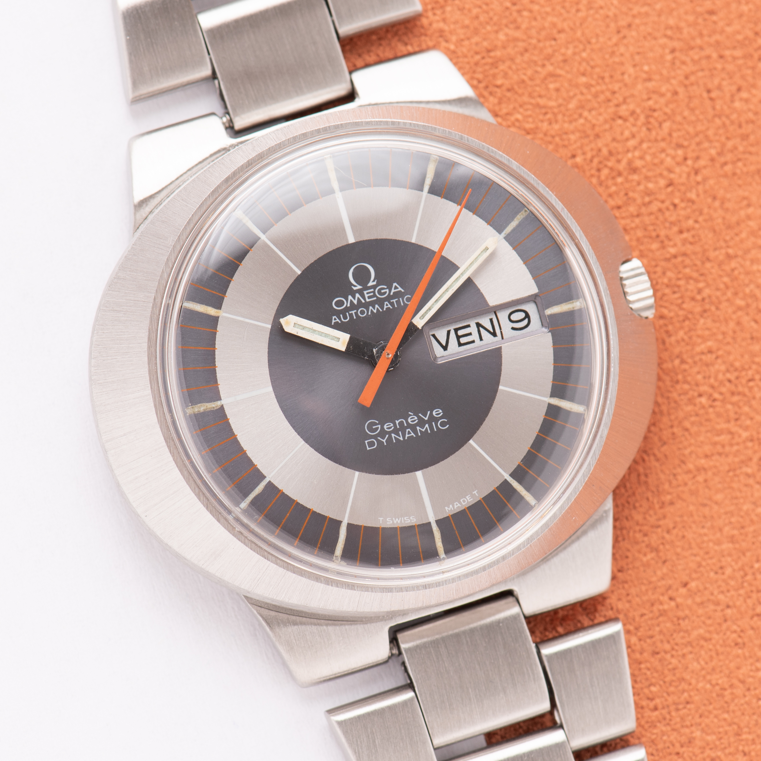 Zicht op Omega Genève Dynamic Automatic Grey Dial uit 1969 Ref 166.039