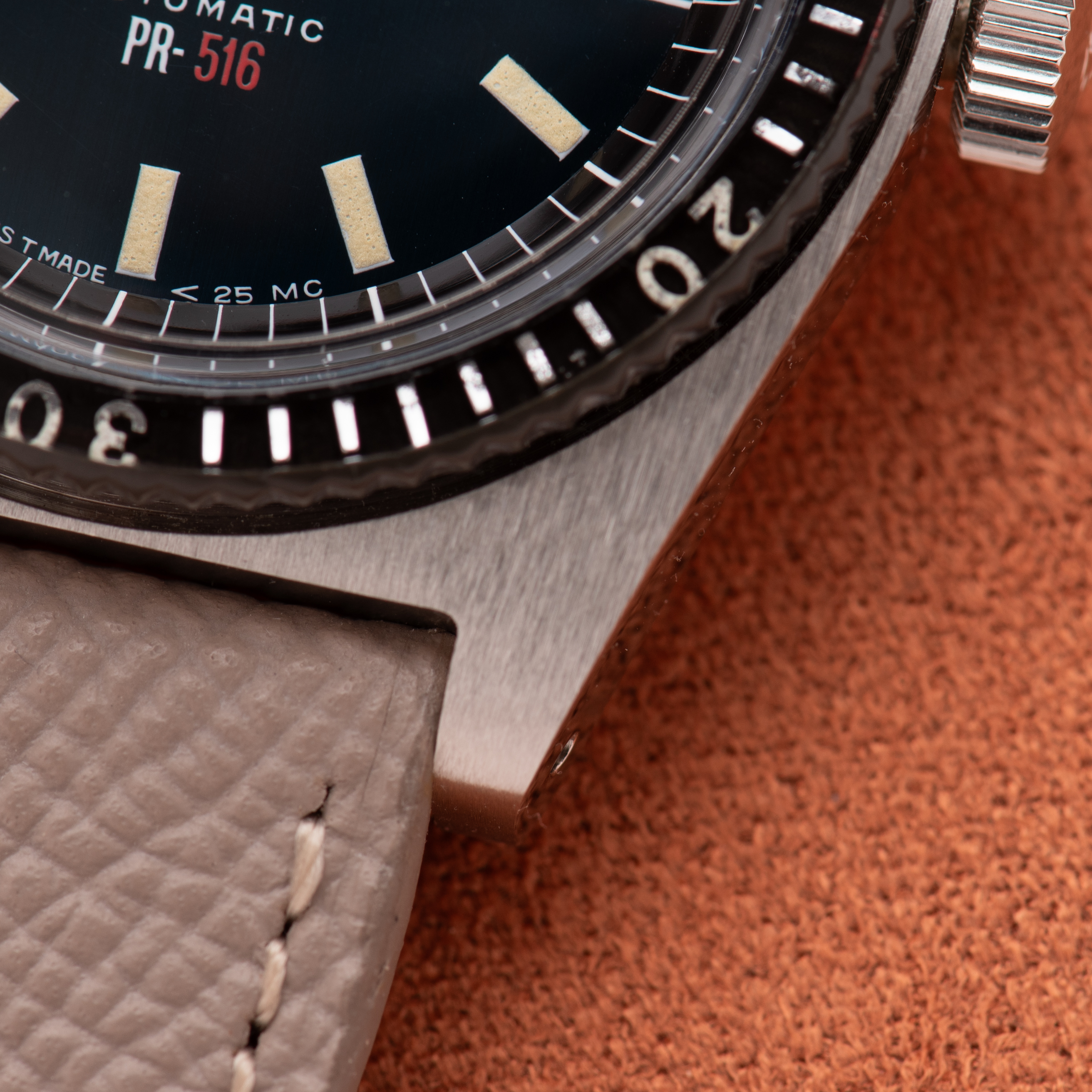 Zicht op Tissot Swiss Automatic PR516 RARE Roger Moore Edition ref 44622-7X