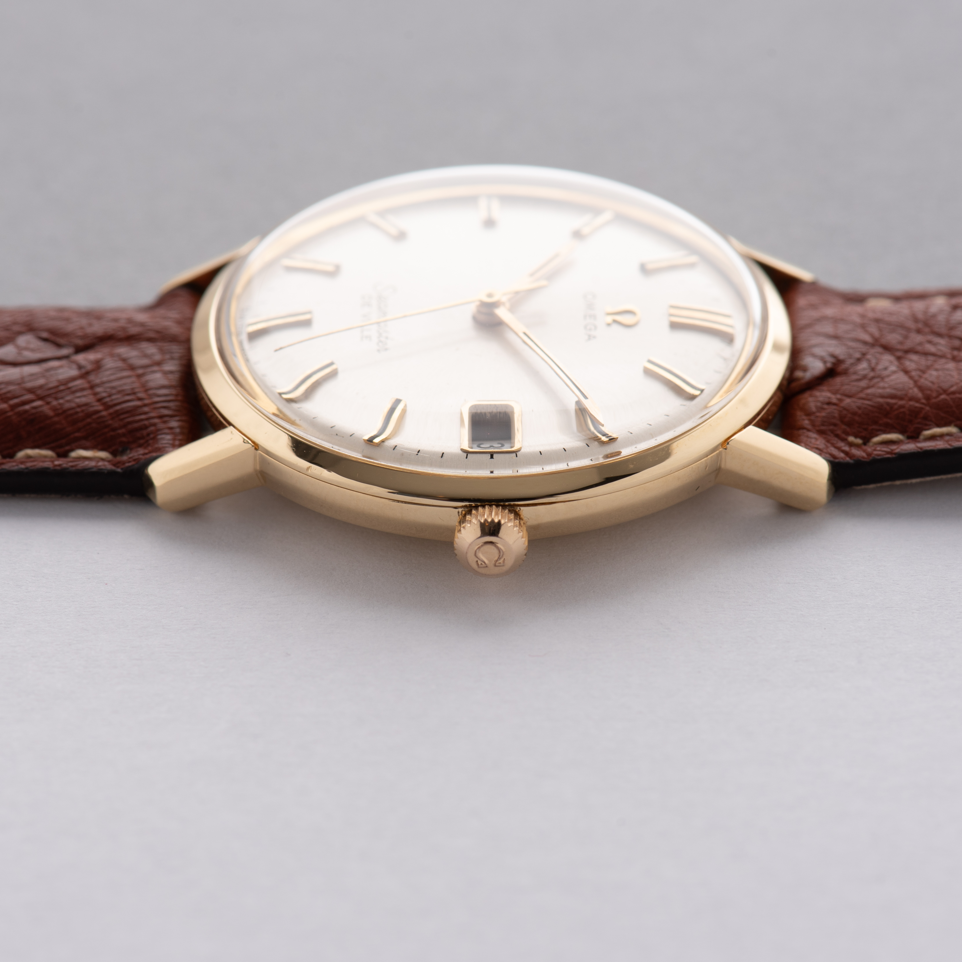 Zicht op Omega Seamaster De Ville Date Gold 18k uit 1966 ref 136.010