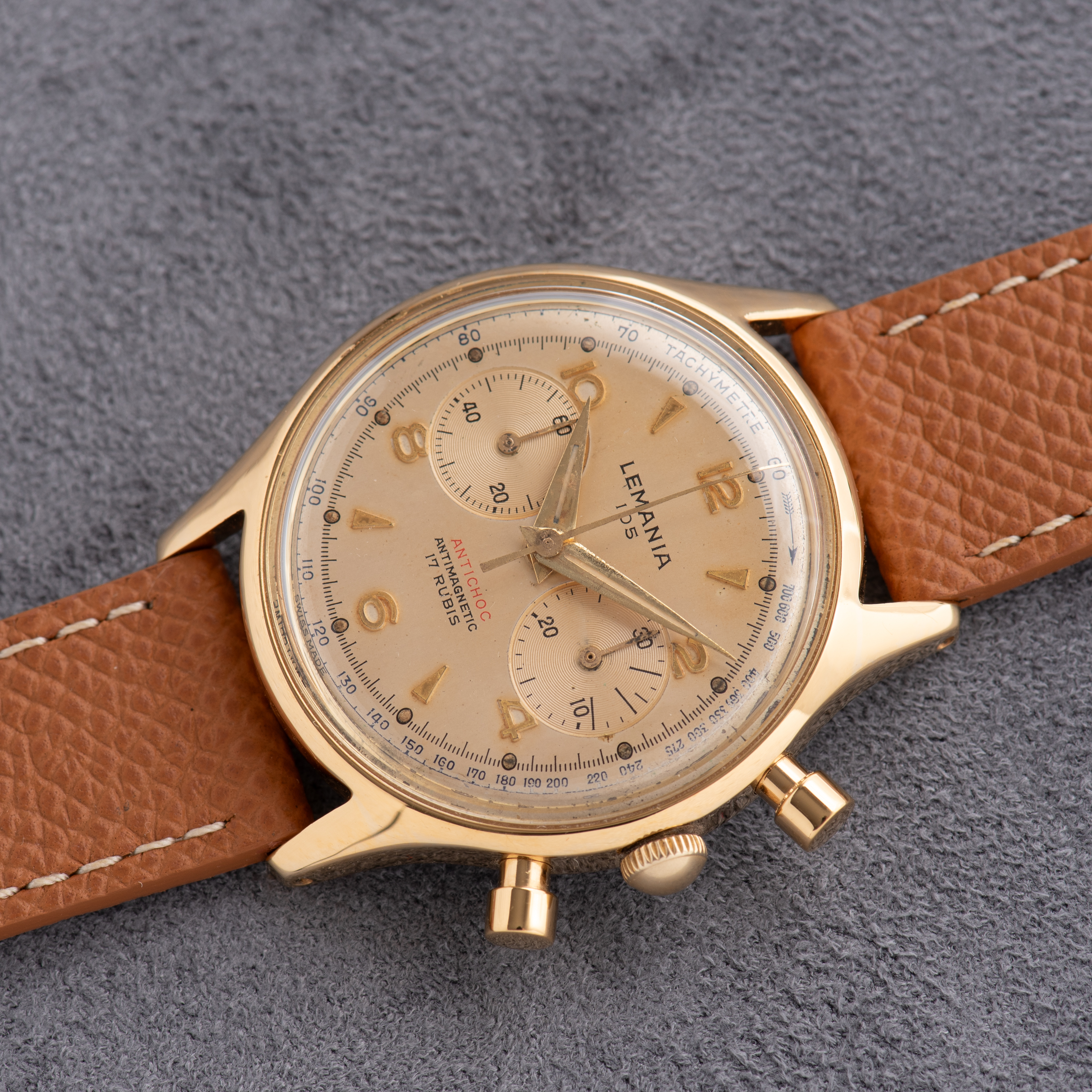 Zicht op Lemania 105 Antishock Antimagnetische Chronograaf Lemania 1275 uit 1960"