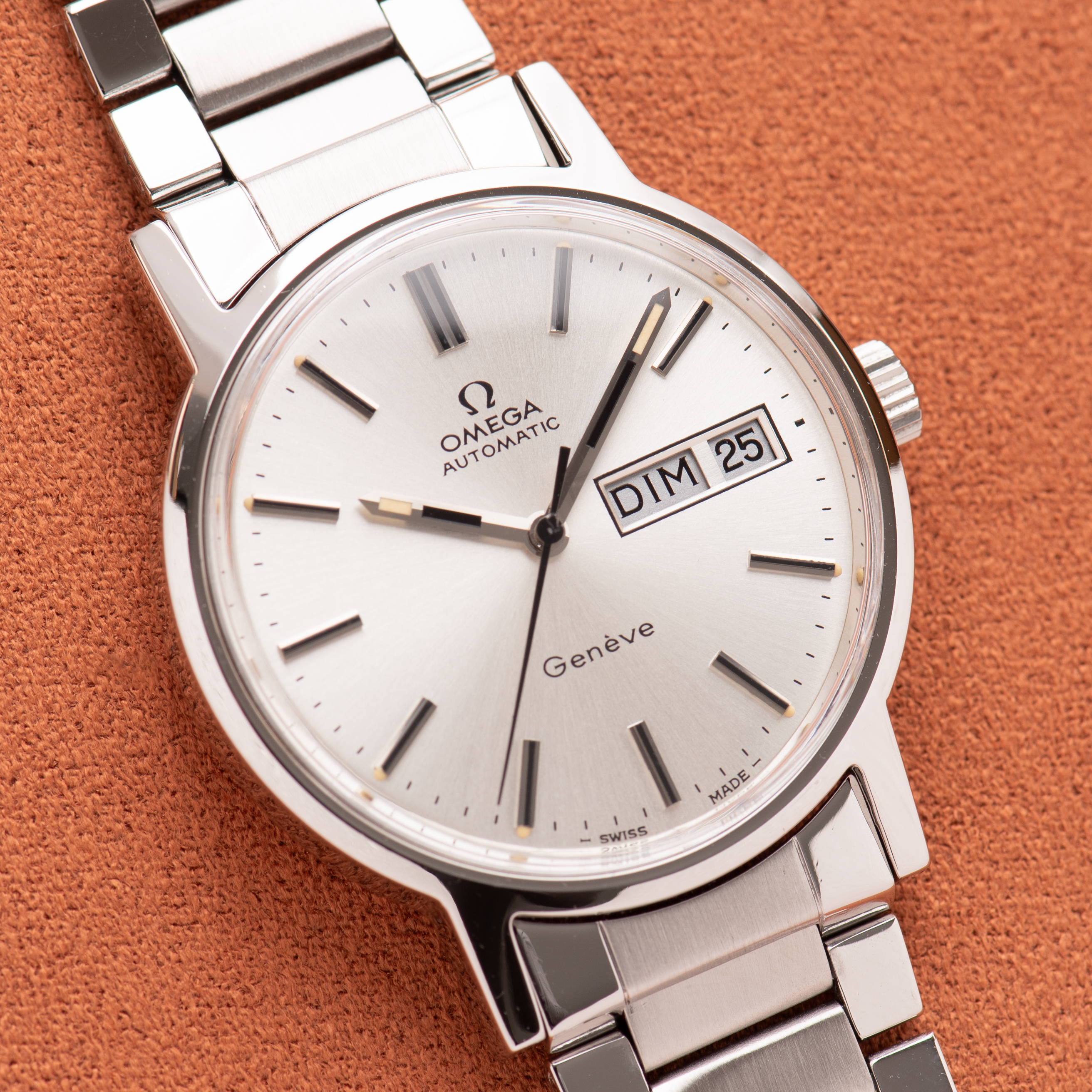 Zicht op Omega Automatic Genève Steel Day-Date Vanaf 1972 Ref 166.017