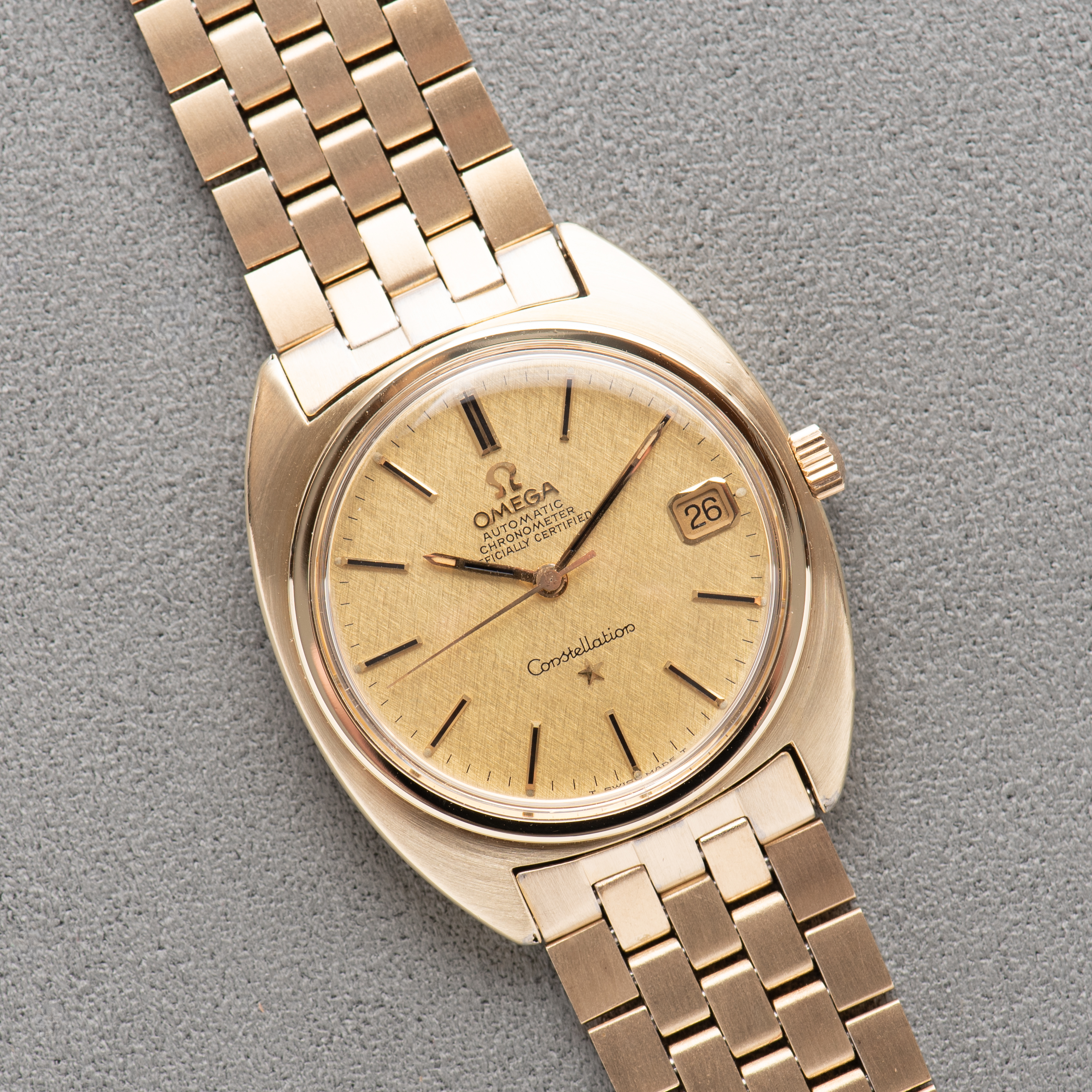 Zicht op Omega Constellation Chronometer C-shape 14K Gold Capped from 1968 Réf 168.017SP