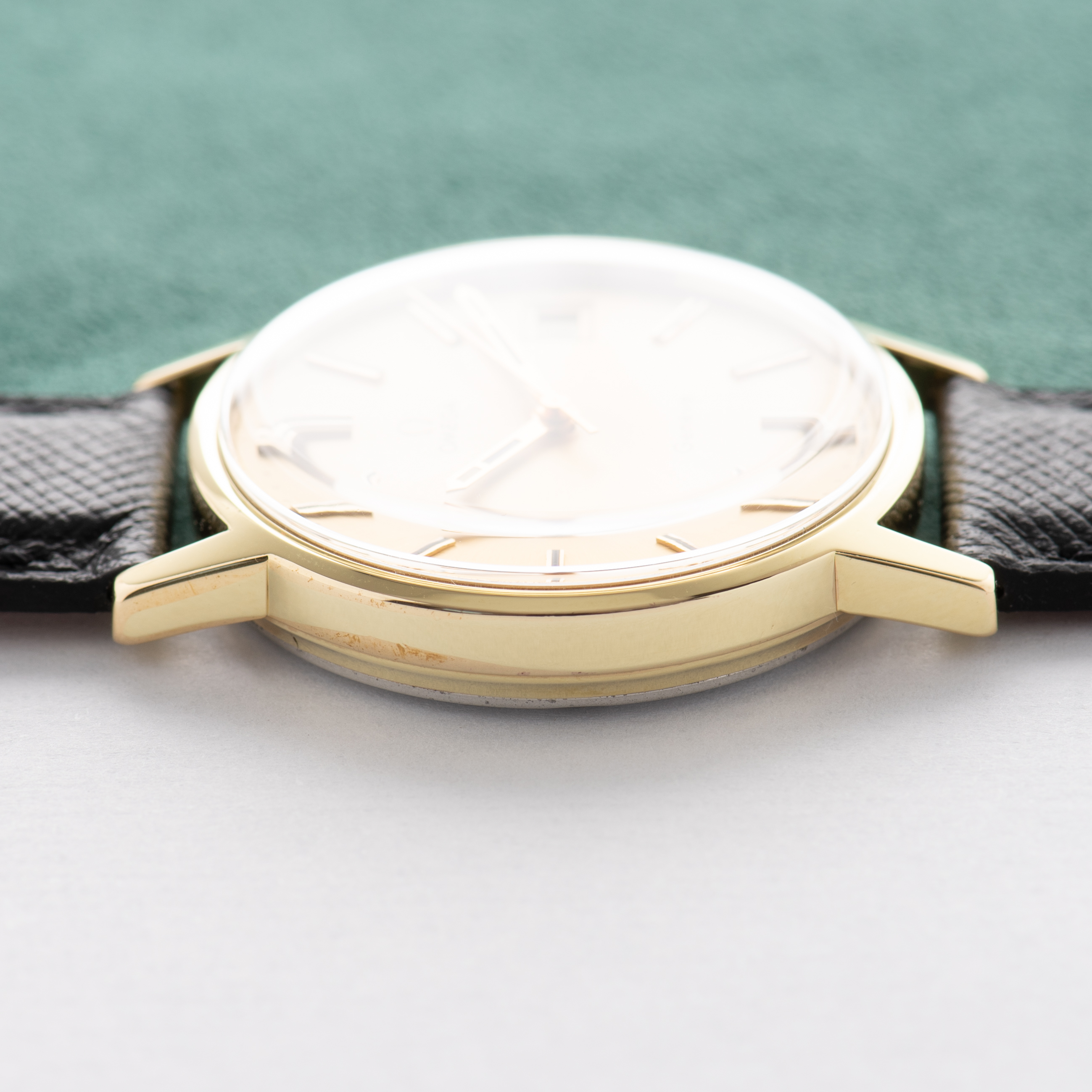 Zicht op Omega Genève Gouden wijzerplaat Ref 136.0099 uit 1972