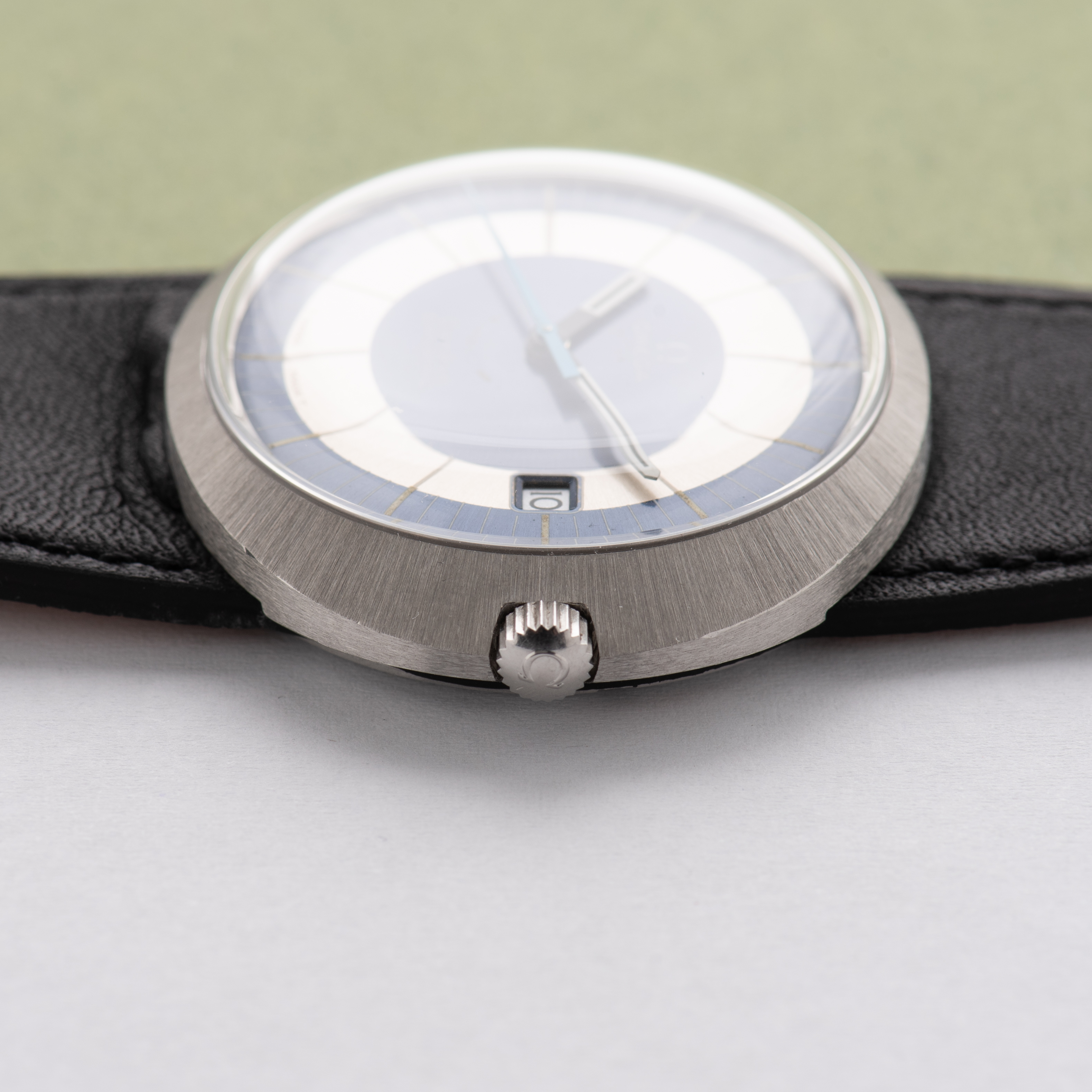 Zicht op Omega Geneva Dynamische blauwe/witte wijzerplaat Ref 135.333 vanaf 1970
