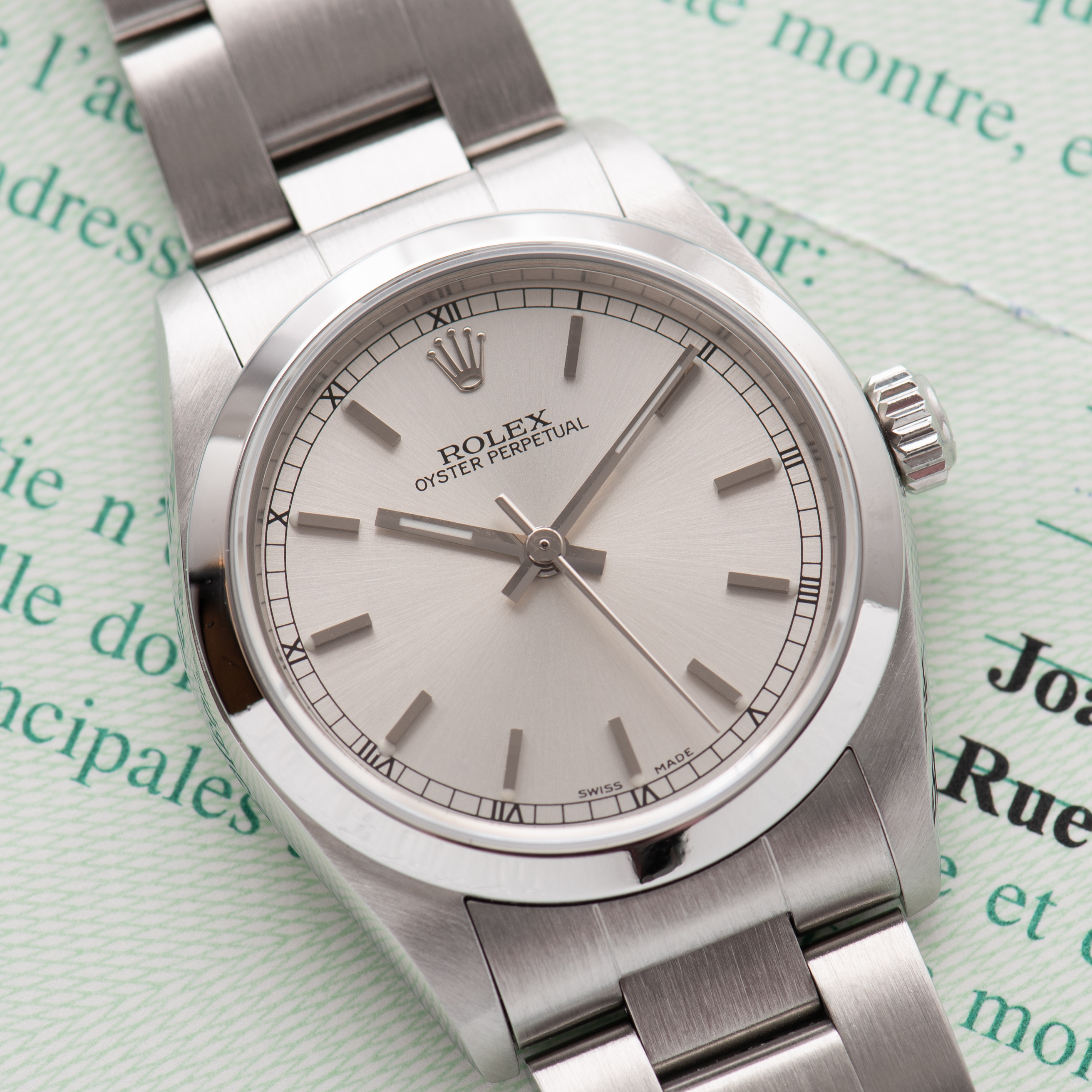Zicht op Rolex Oyster Perpetual Silver Dial Réf 77080 Full set from 2005