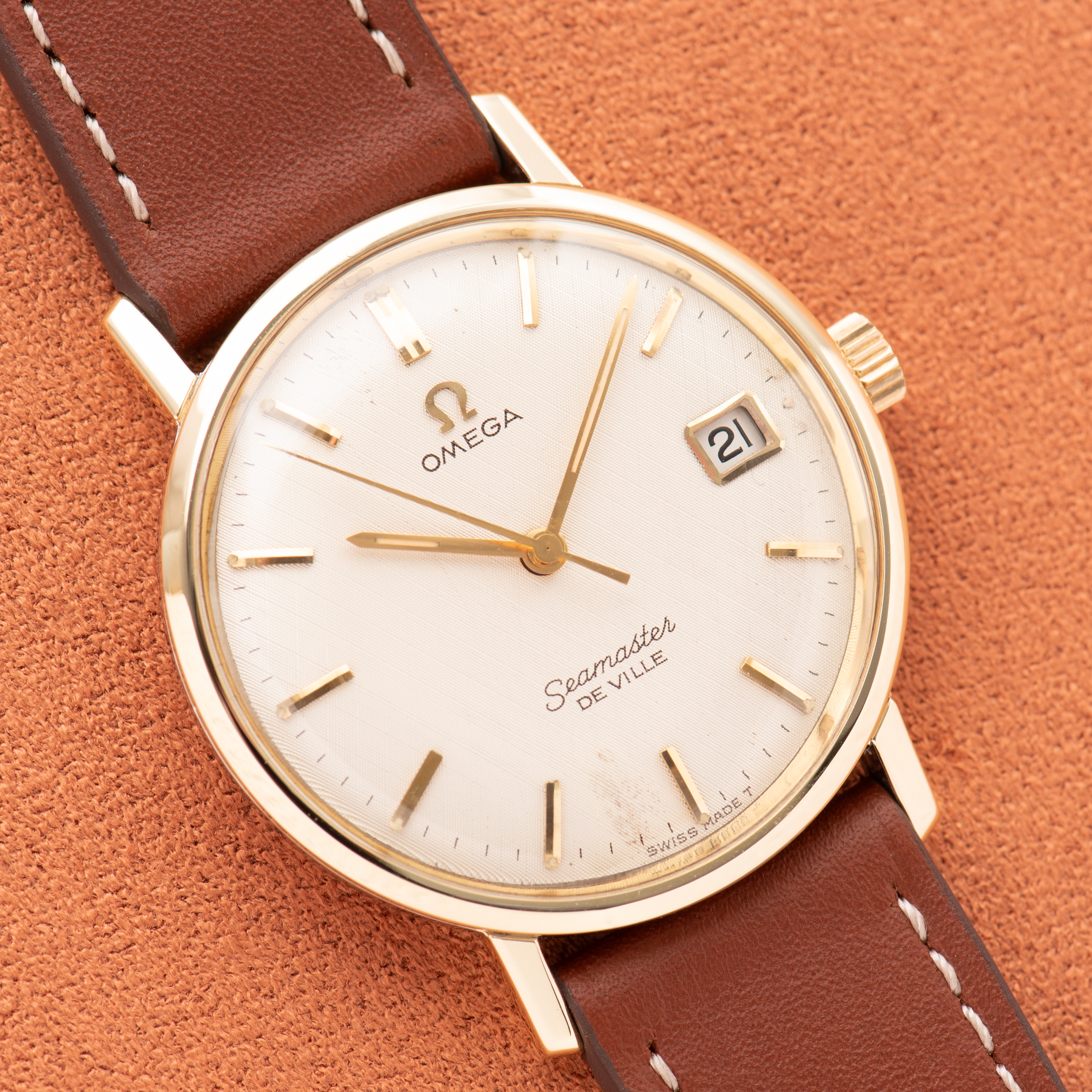 View of Omega Seamaster De Ville "Linen Dial" Crème Gold/Steel Réf 136.020 from 1964