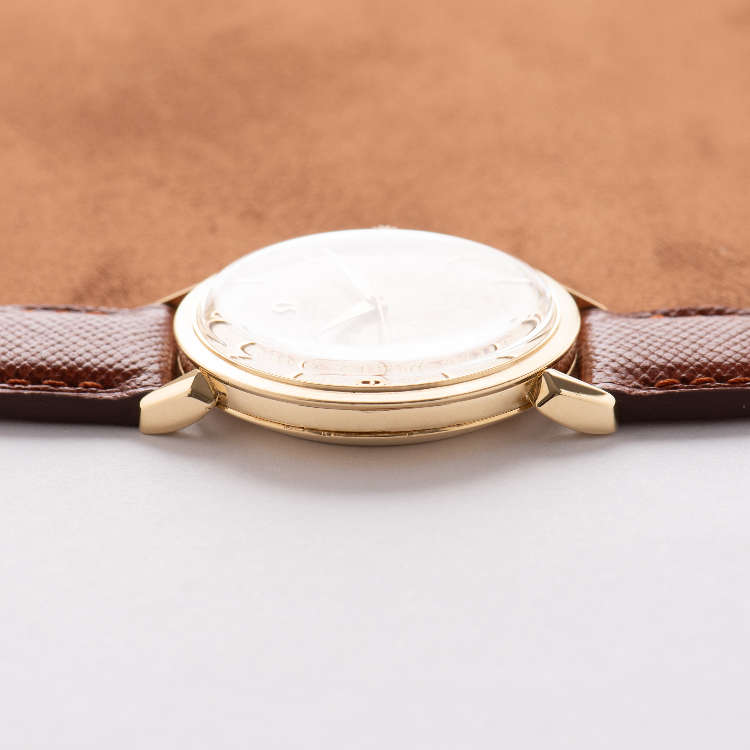 Vue de Omega Automatic Bumper Patina Dial Gold 18K Réf 2710 SC from 1954