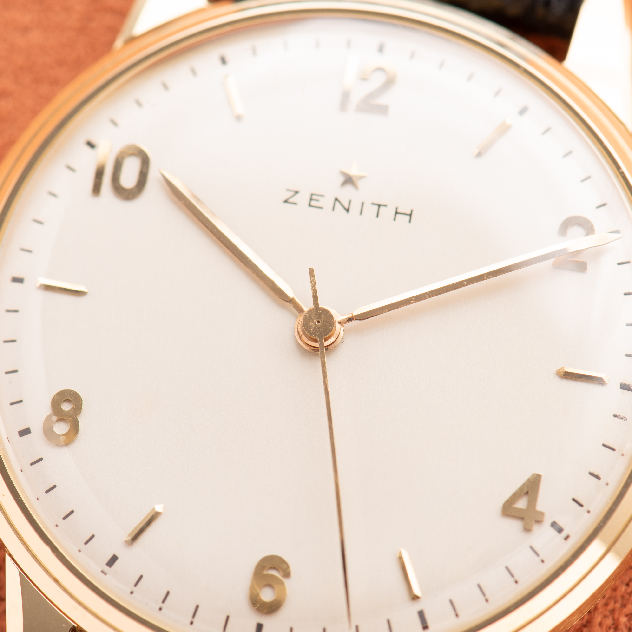 Zicht op Zenith Dress Watch "Calatrava" Gold 18k New Old Stock cal P50 from 1949