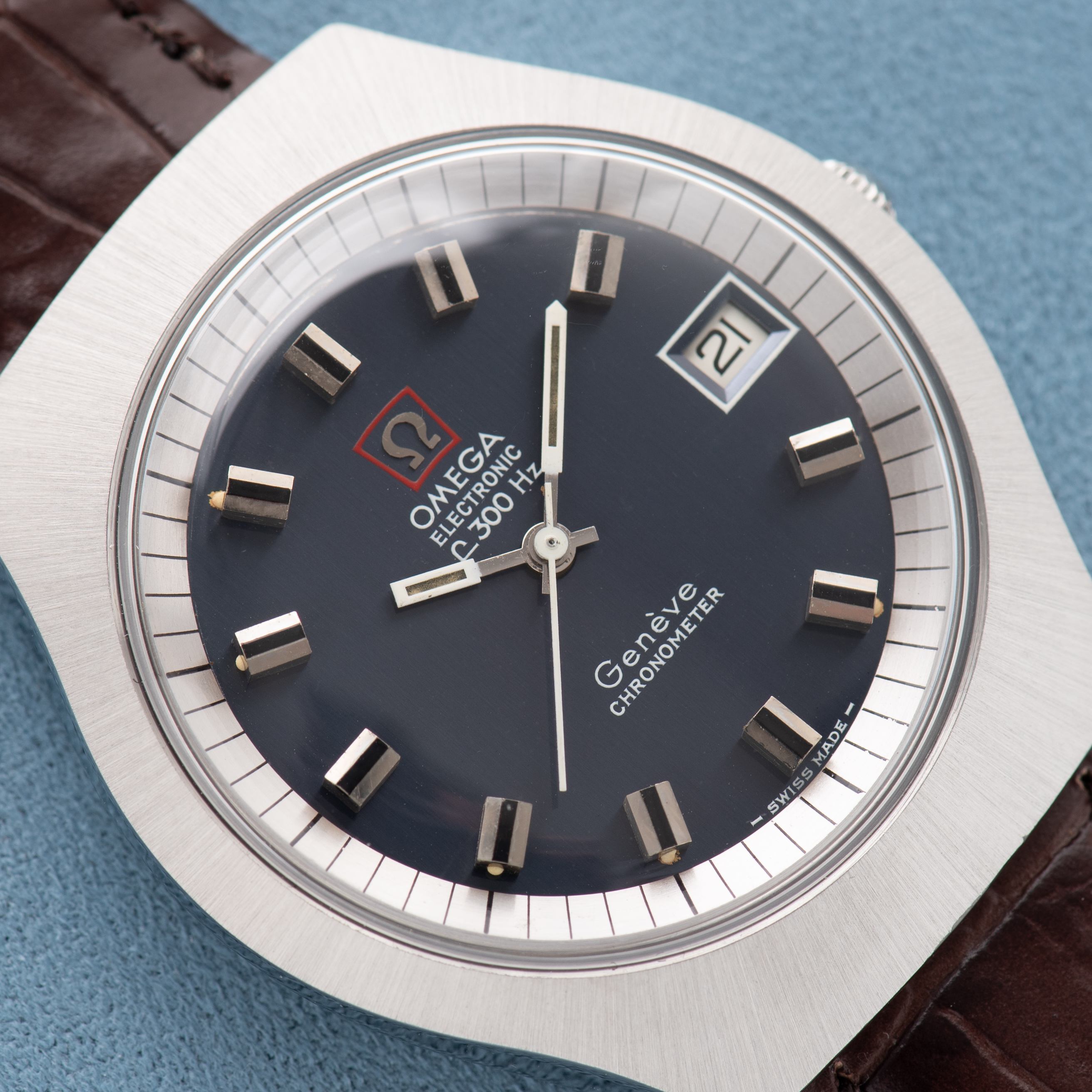 View of Omega Electronic F300 Hz Genève Chronometer Blue dial Réf 198.021