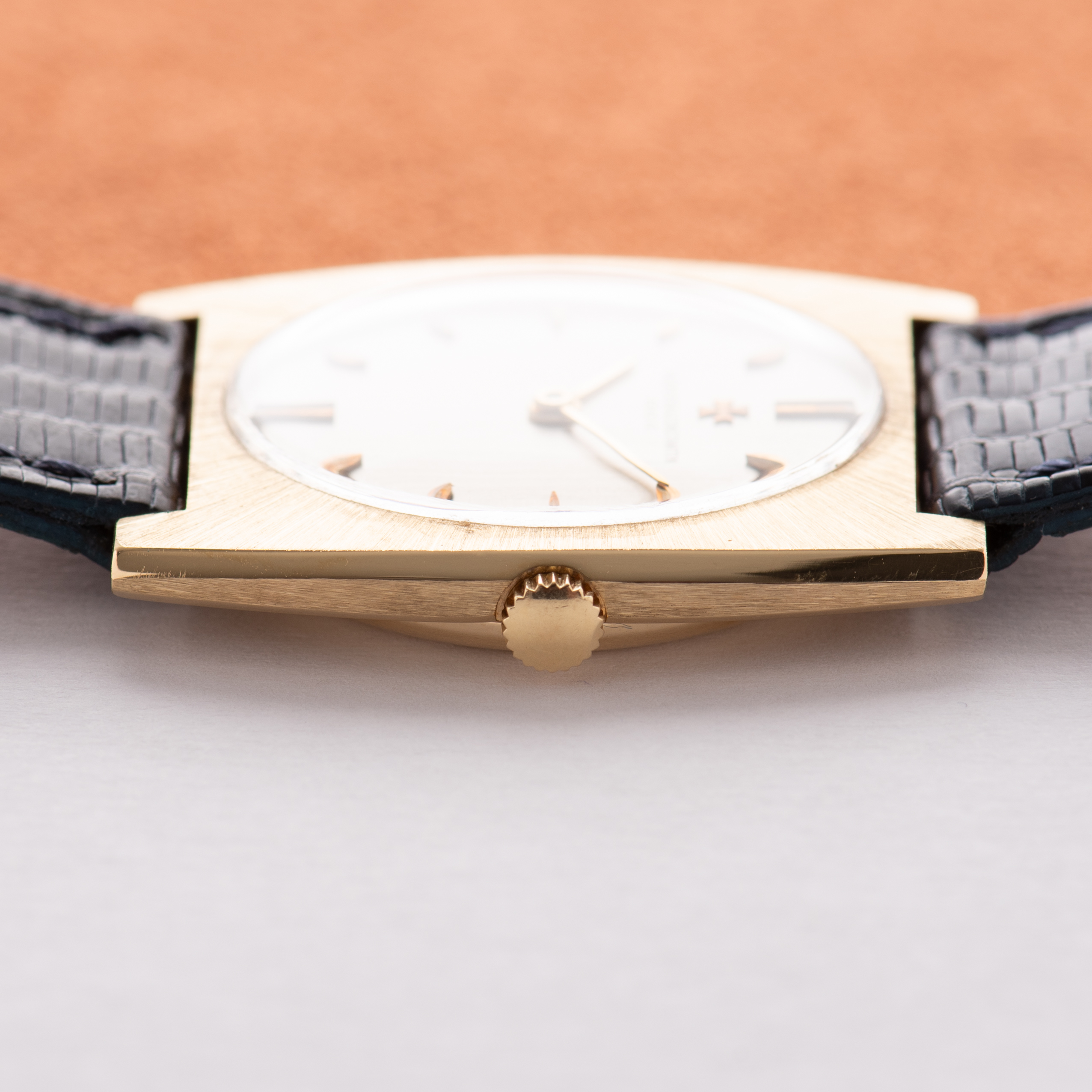 Vue de Vacheron Constantin Genève Tonneau Gold 18k Réf 7460 from 60'