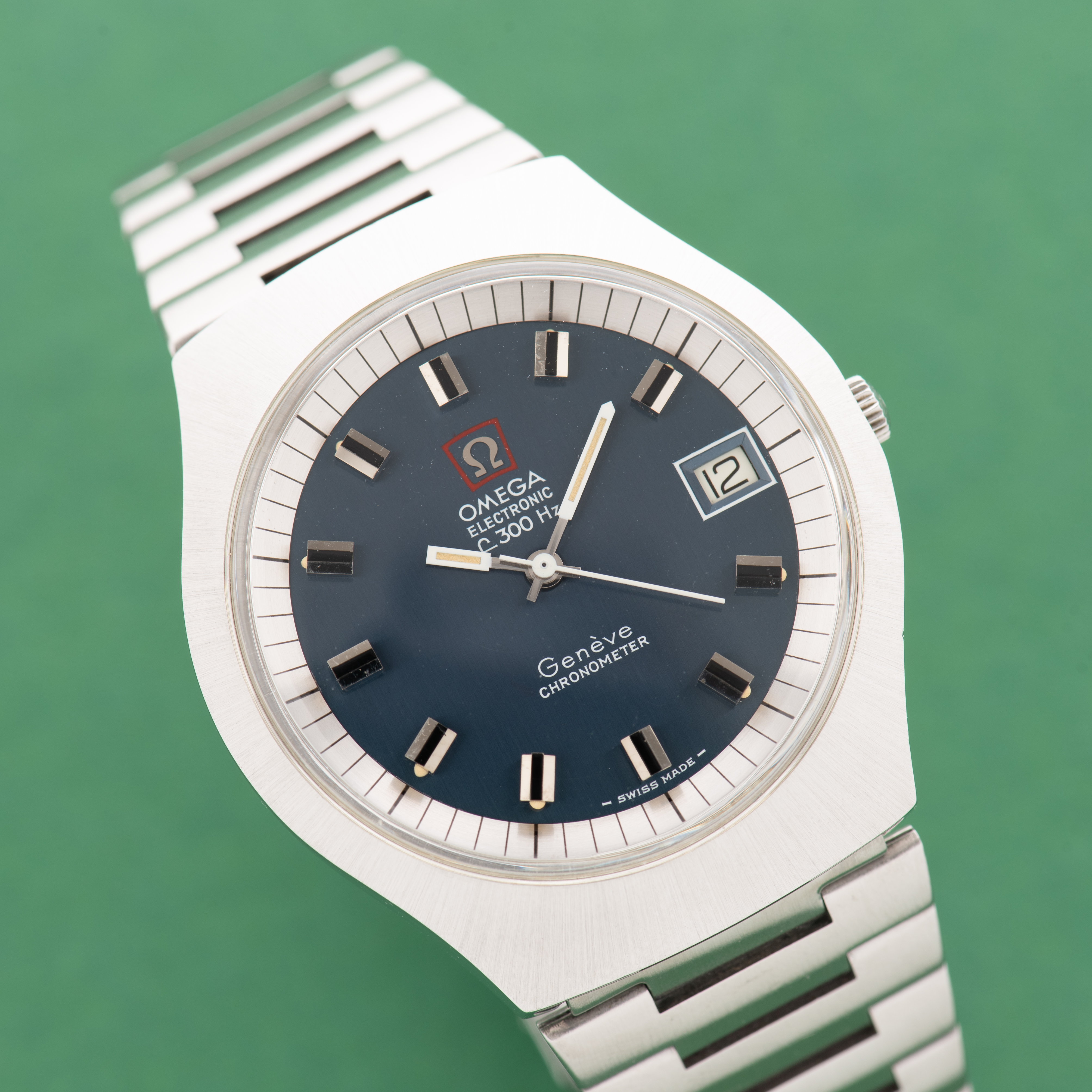 Zicht op Omega Electronic F300 Hz Genève Chronometer Blue dial Réf 198.021 from 1973
