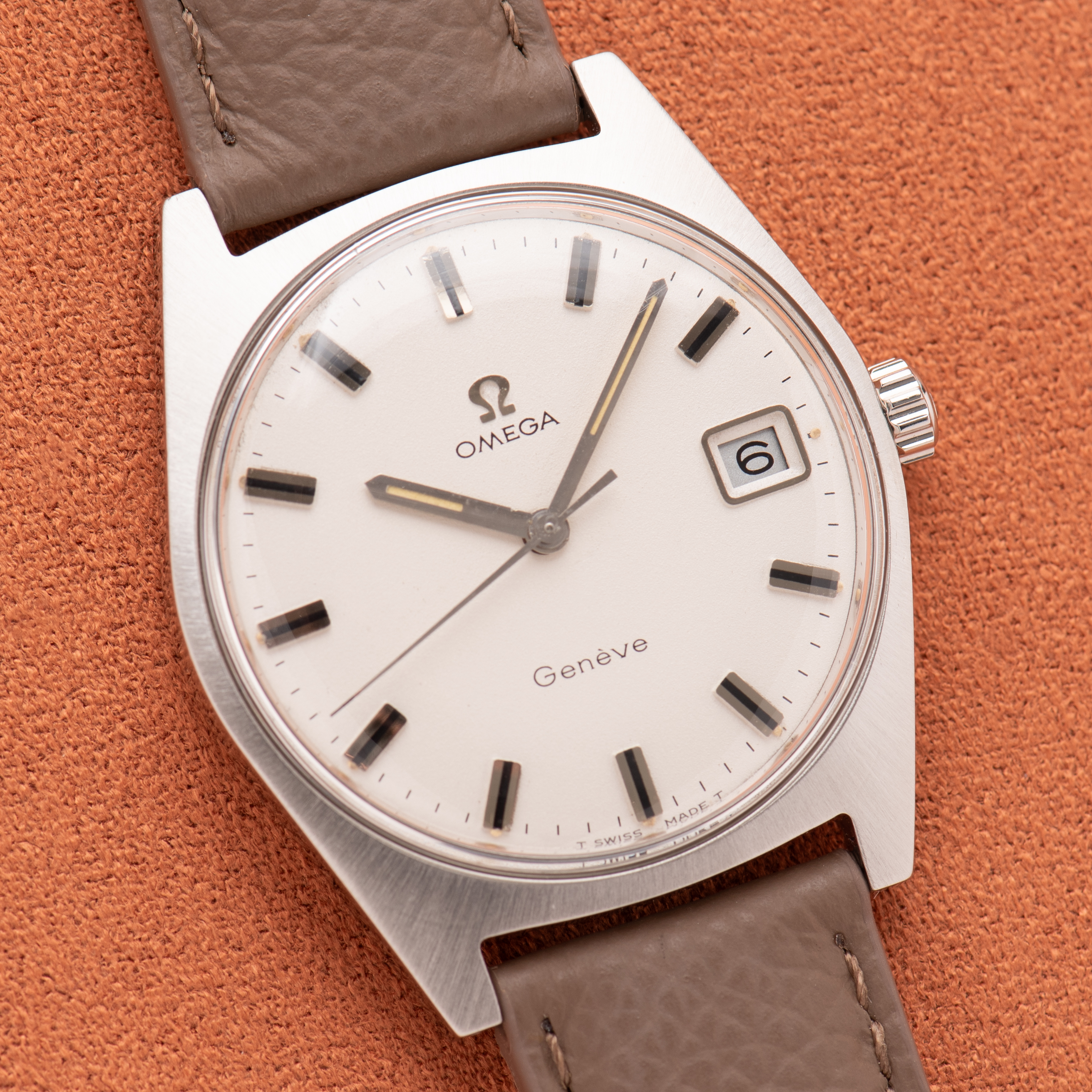 View of Omega Genève Creme Dial mécanique réf 136.041 from 1968
