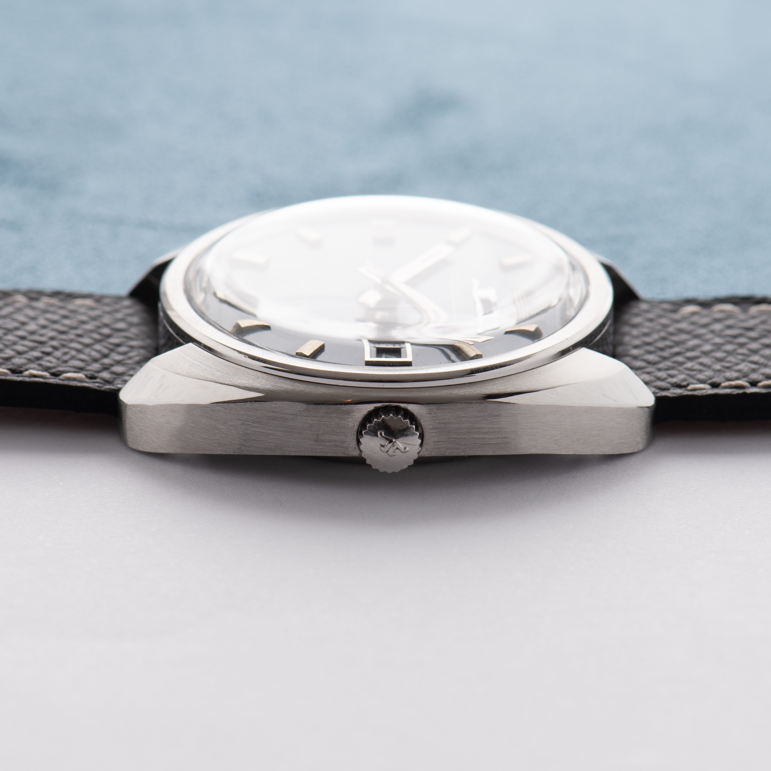 Vue de Jaeger-LeCoultre "Club" Automatic Blue Dial Day-date