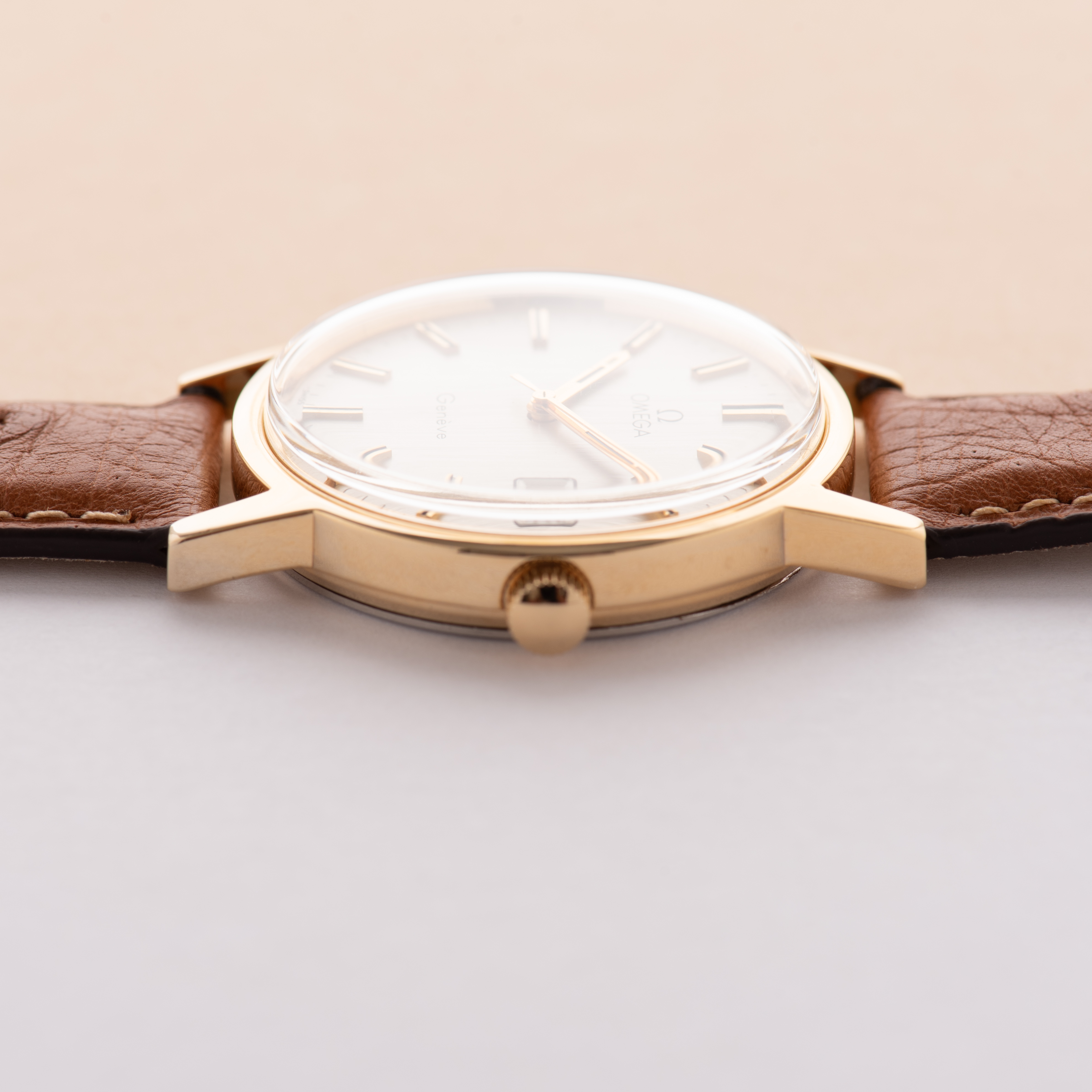 Vue de Omega Genève Date Silver linen dial réf 136.0104 from 1974