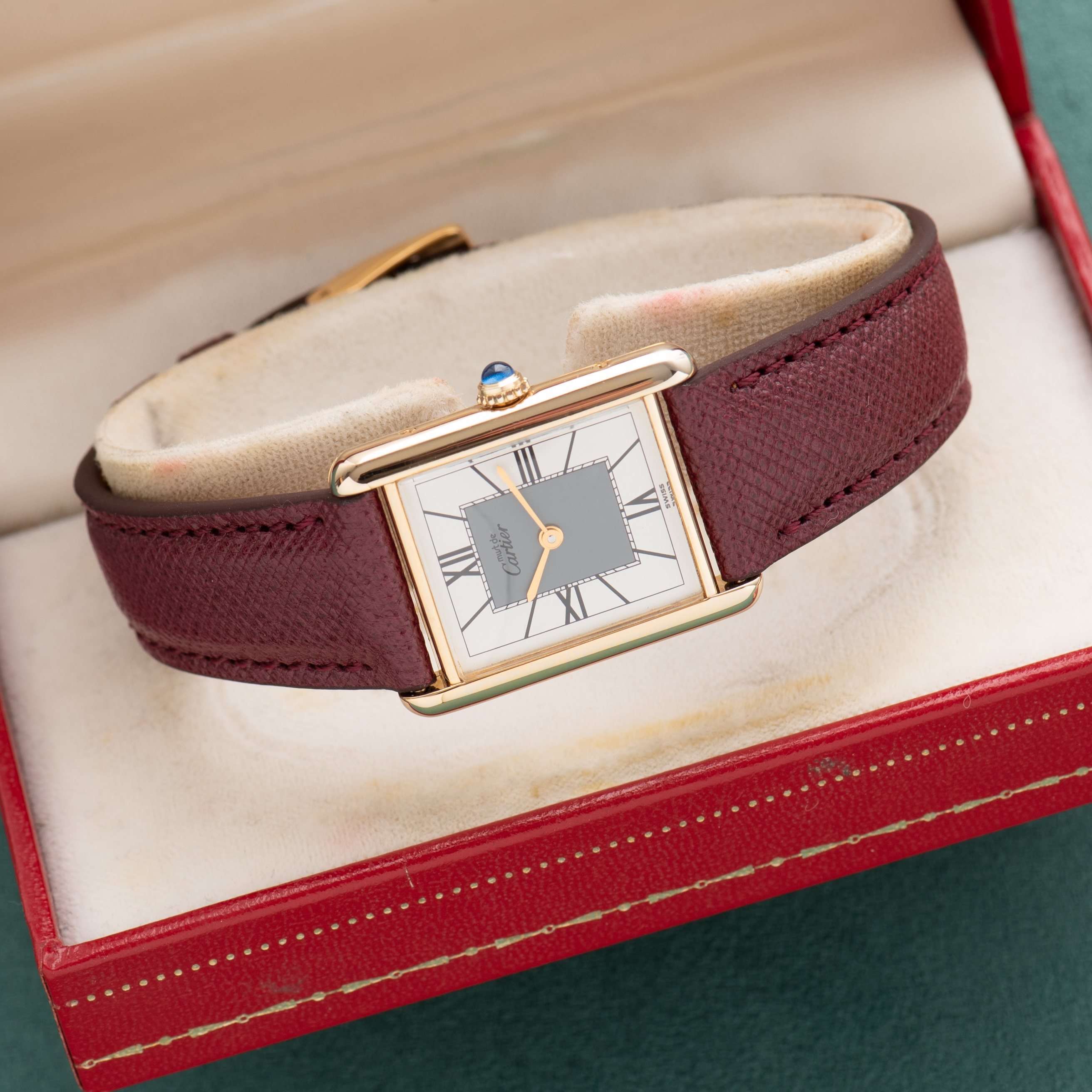 Vue de Cartier Tank De Must Vermeil GM Full Set Réf 590005