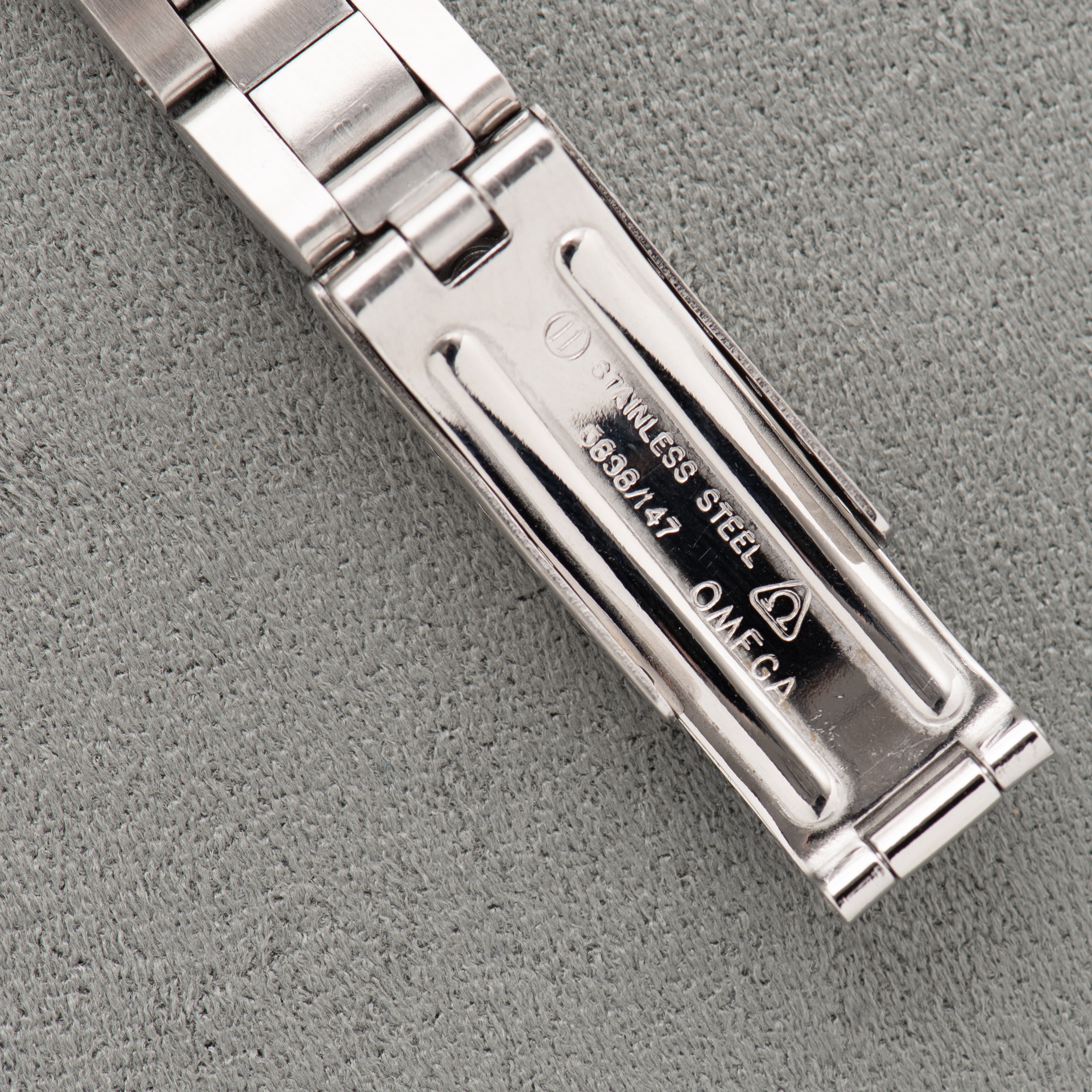 Zicht op Omega Automatic Genève Dynamic Date Green dial Réf 566.015 from 1969 Woman watch