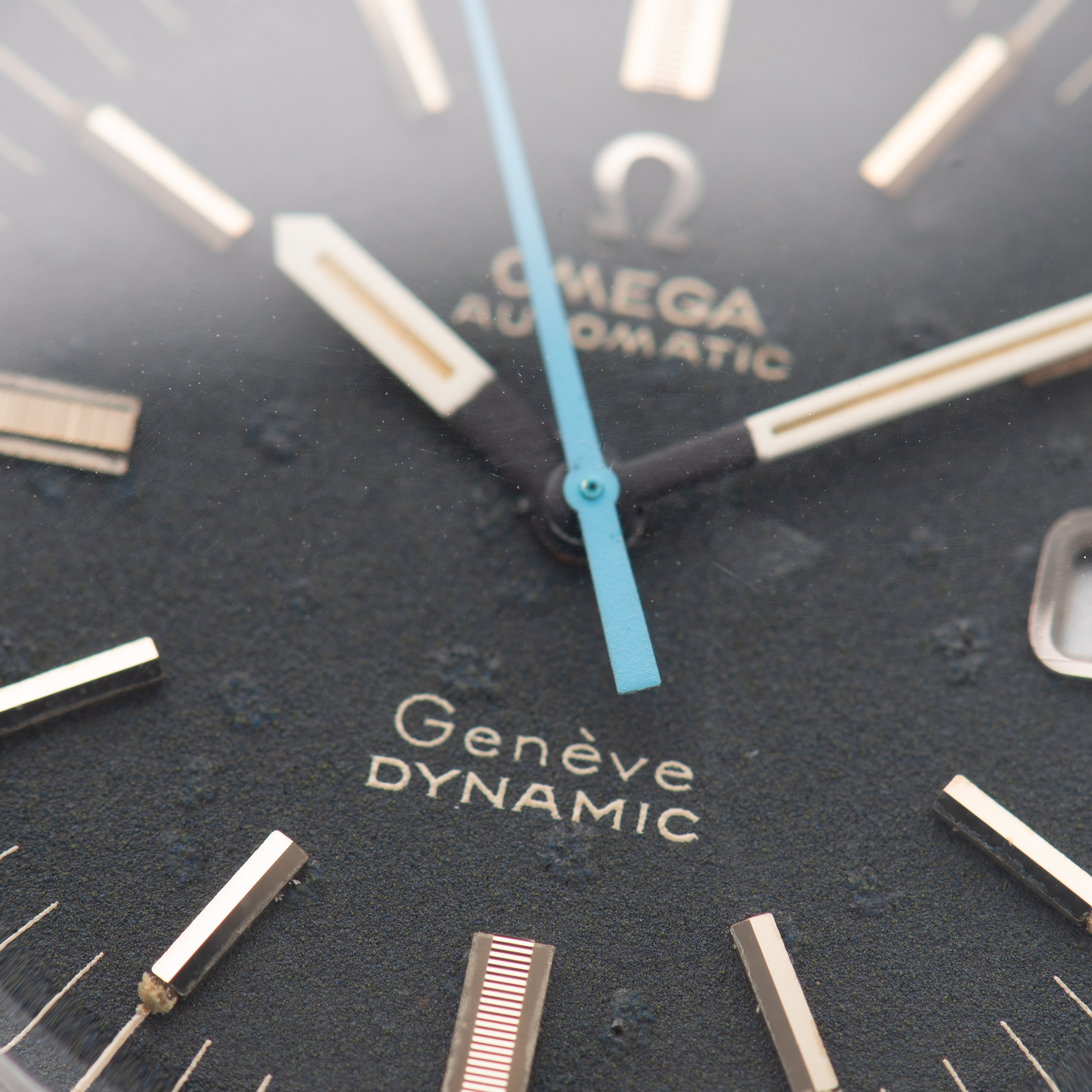 Zicht op Omega Geneva Dynamic Automatic Black Dial uit 1968 Ref 166.039