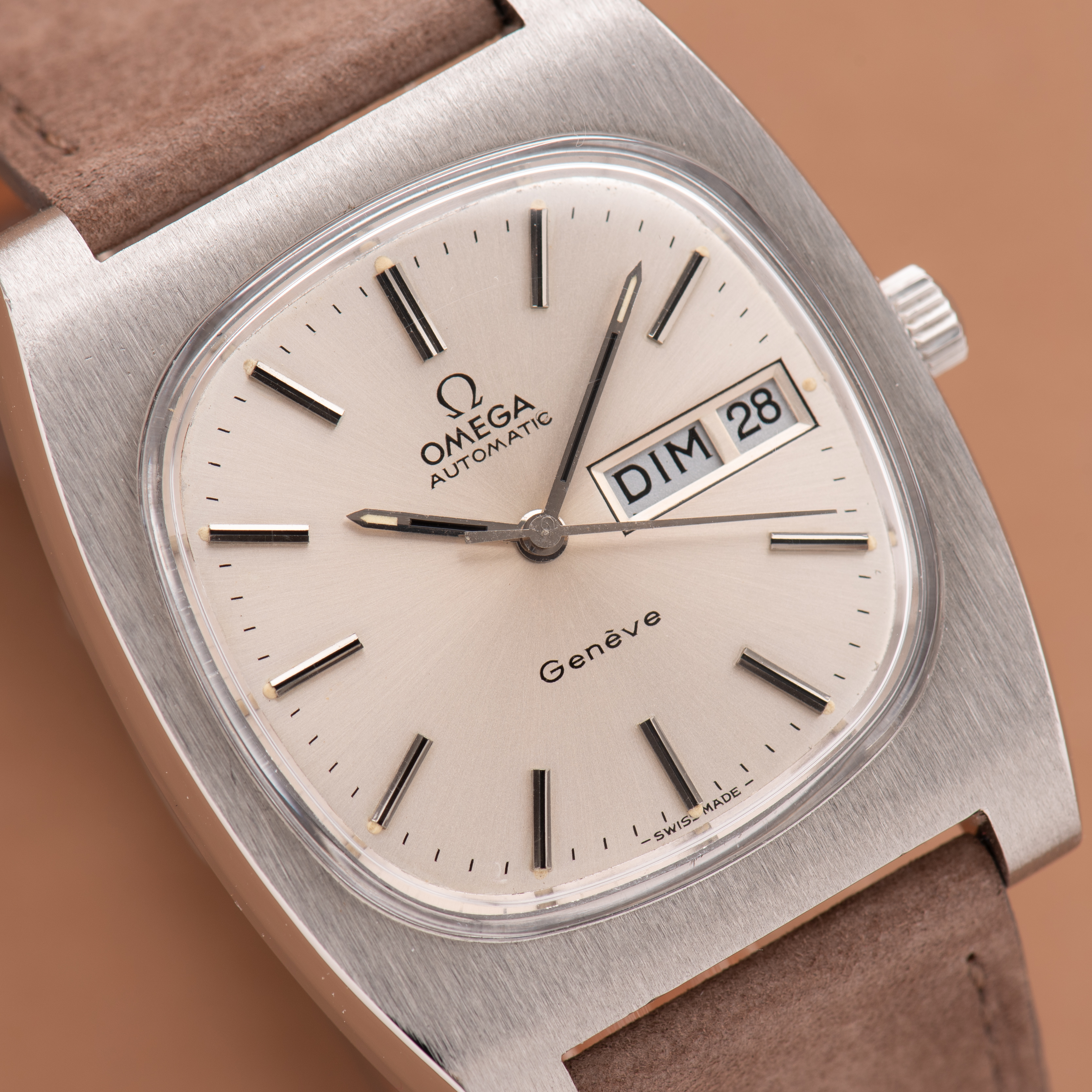 Zicht op Omega Genève Automatic Day Date from 1973 Réf 166.0188