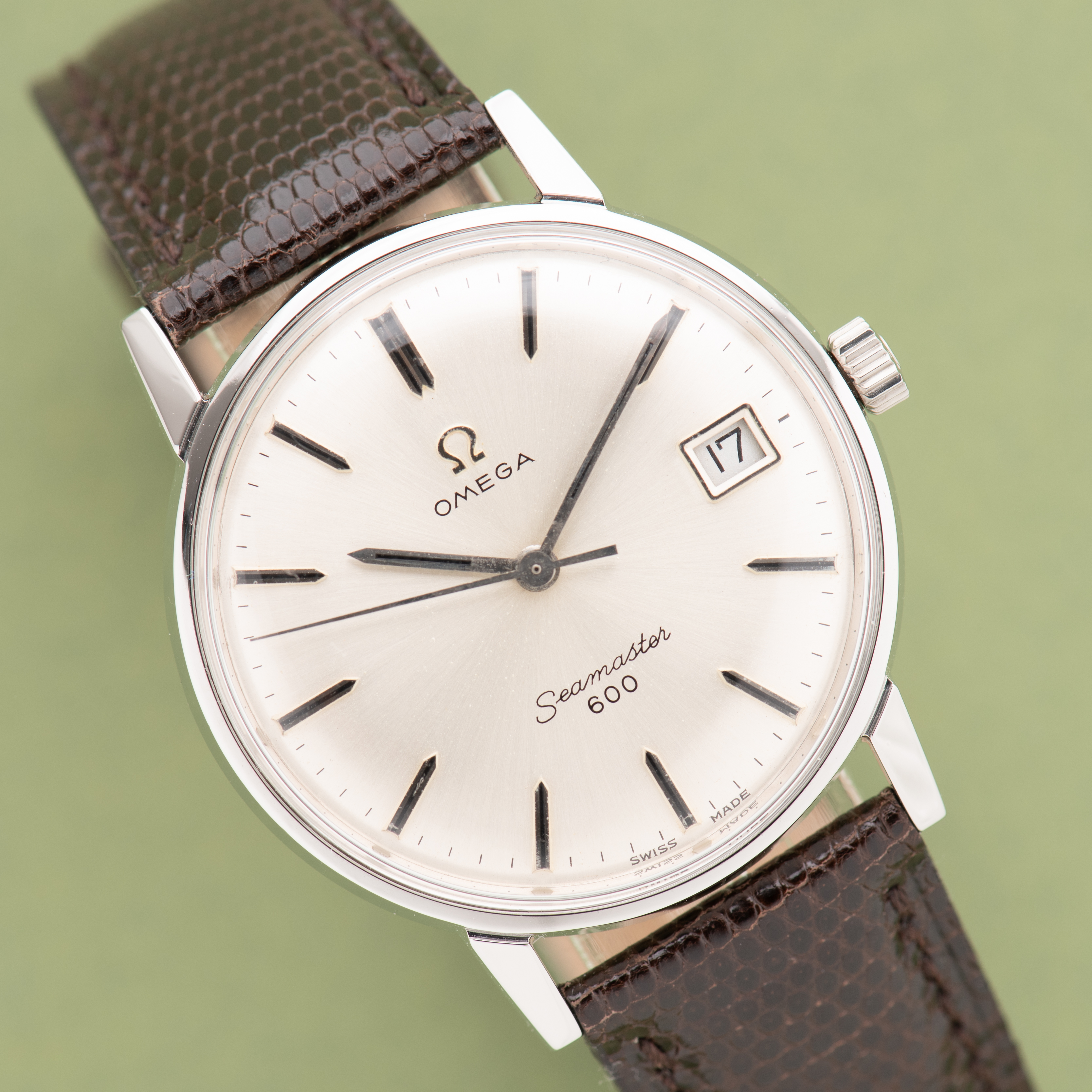 Vue de Omega Seamaster 600 date from 1966 réf 136.011