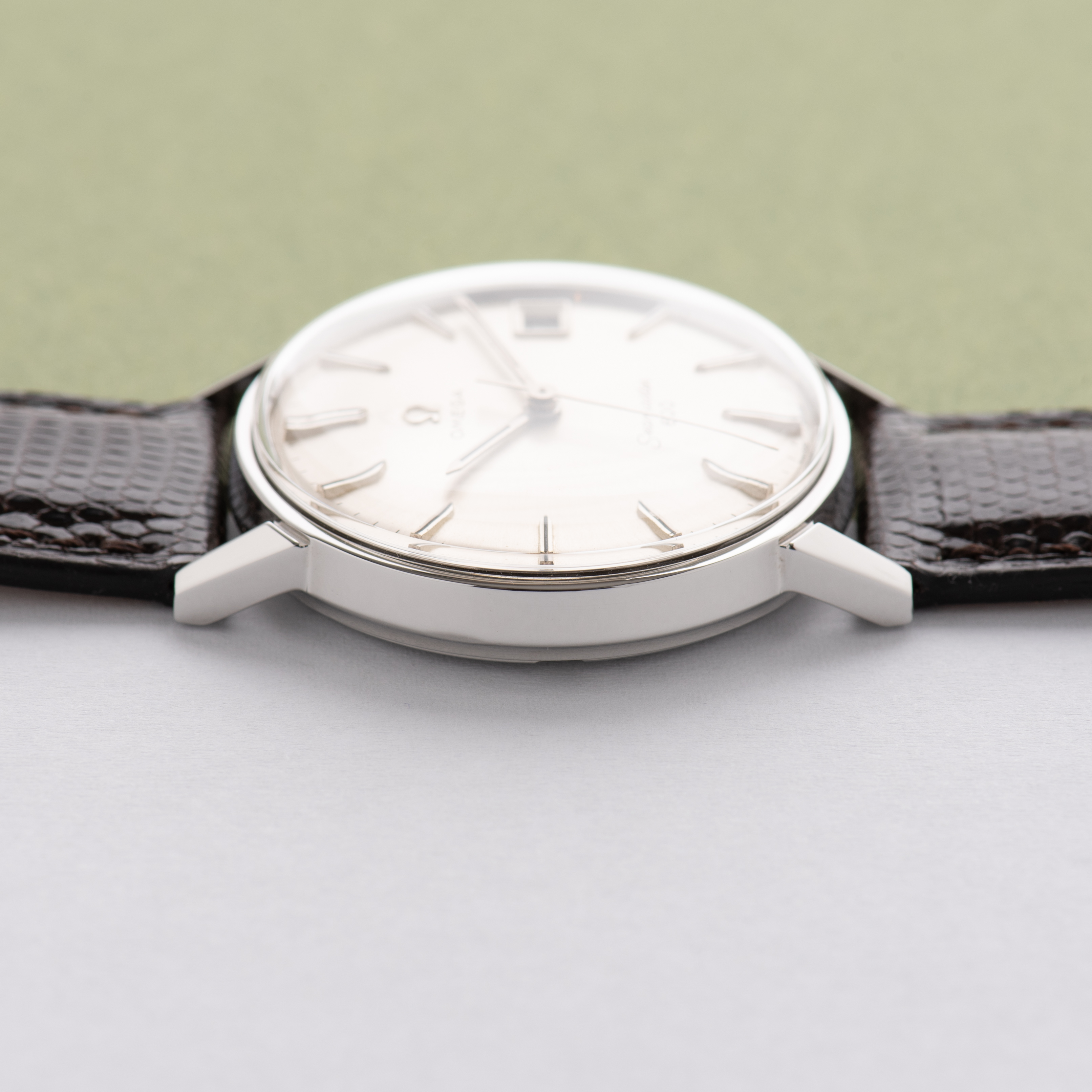 Vue de Omega Seamaster 600 date from 1966 réf 136.011