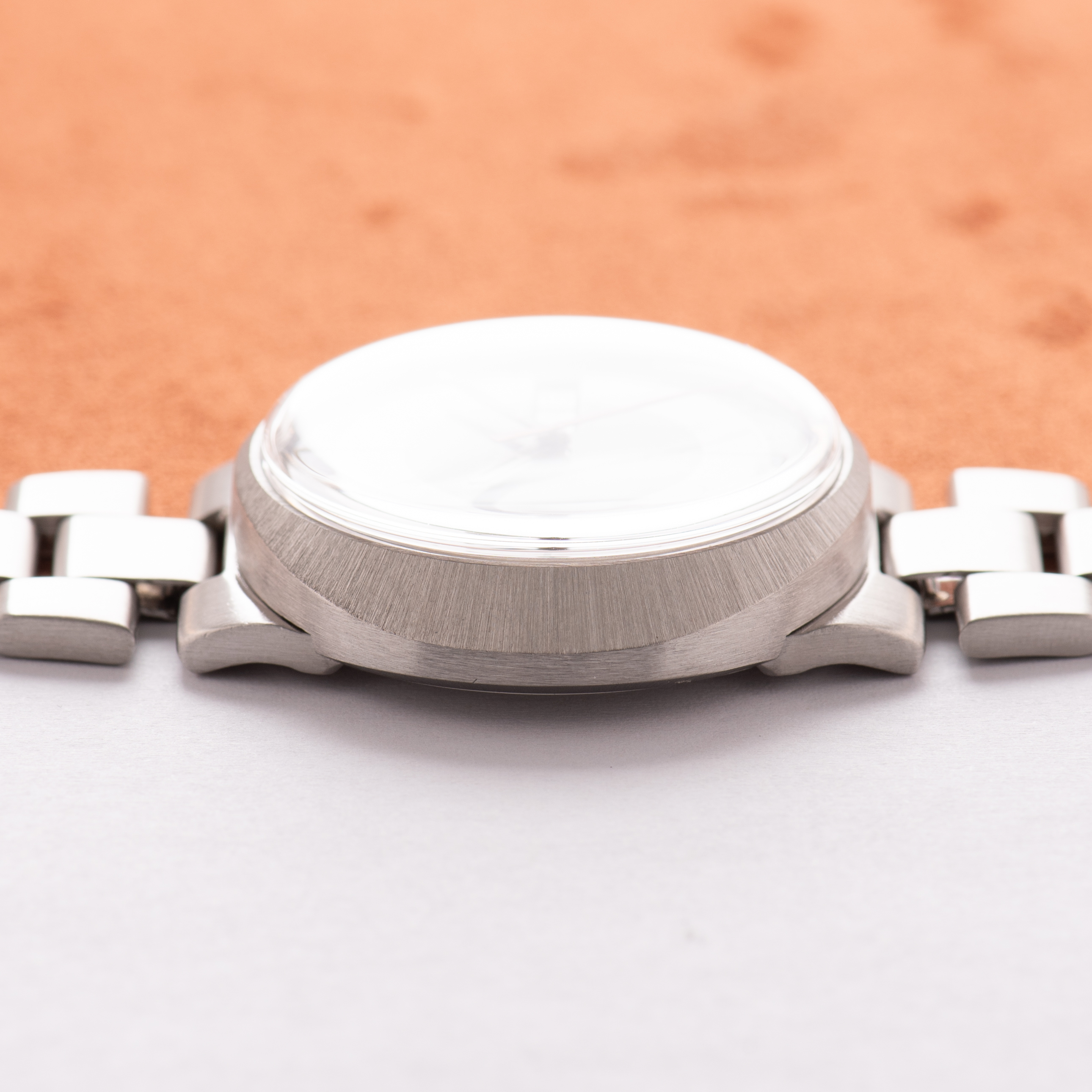 Zicht op Omega Genève Dynamic Automatic Grey Dial uit 1969 Ref 166.039