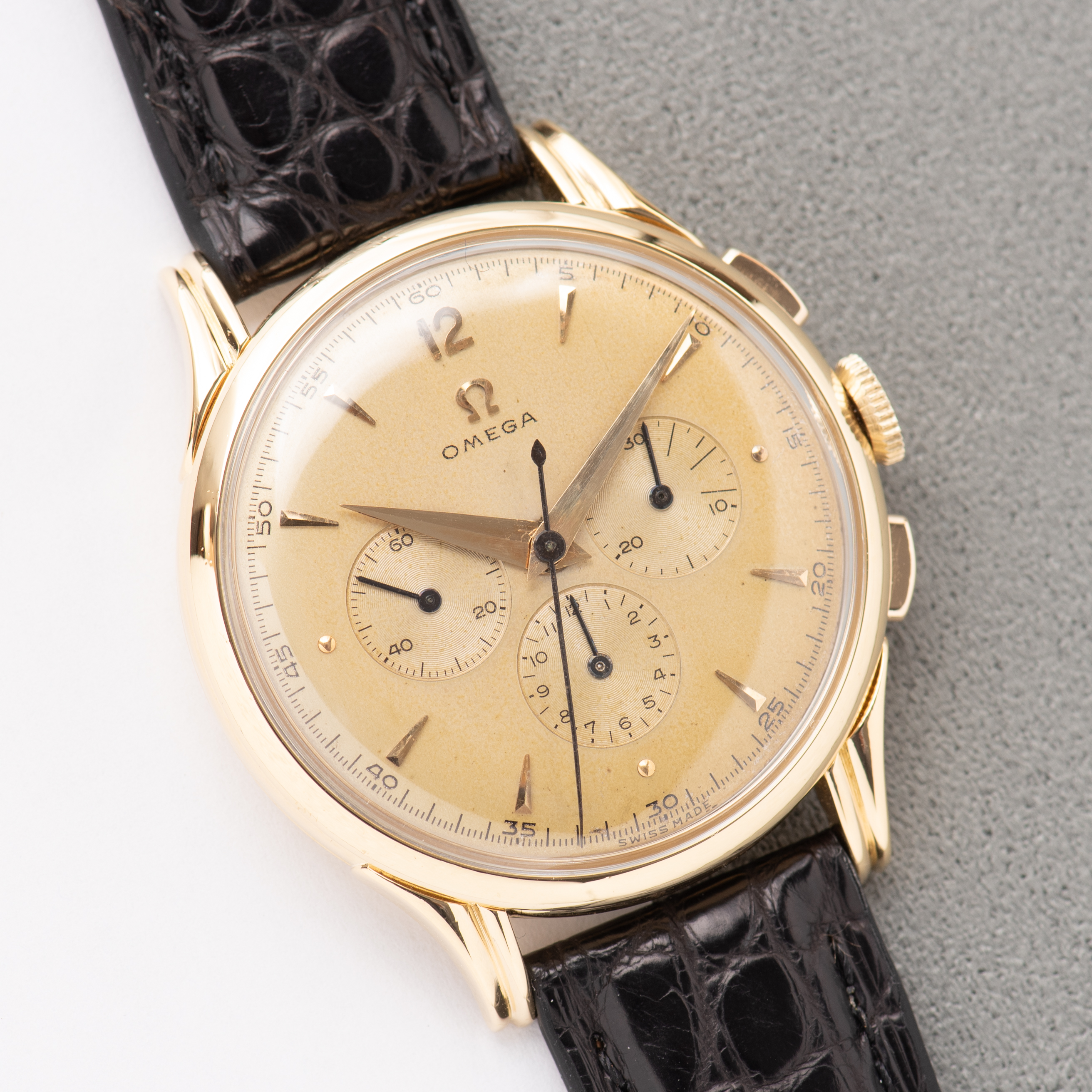 Vue de Omega Chronographe Jumbo Gold 18k Réf 2468 Cal 321 from 1952