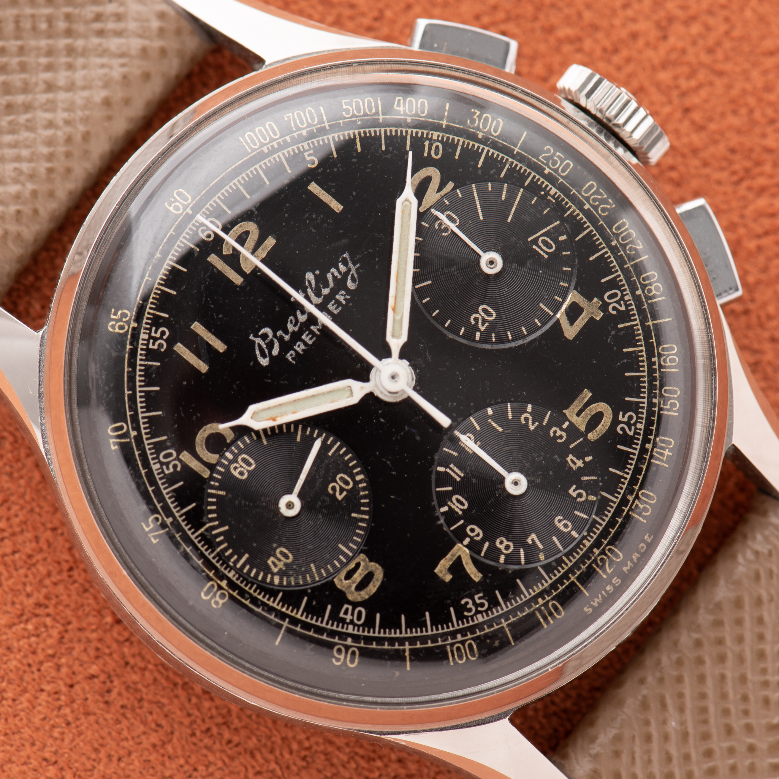 Vue de Breitling Premier Chronograph Unpolished Gilt Black Dial Venus 152 Réf 787