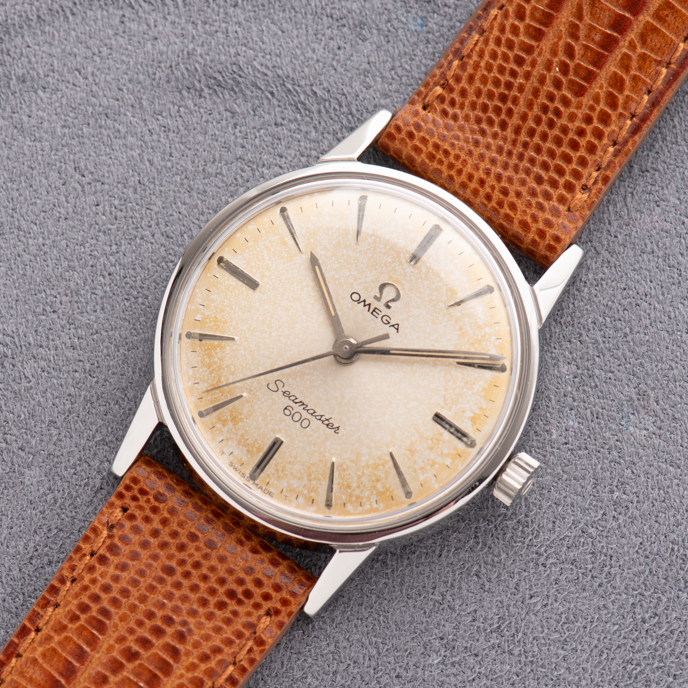 Vue de Omega Seamaster 600 Patina Dial cal 601 réf 135.012 from 1964