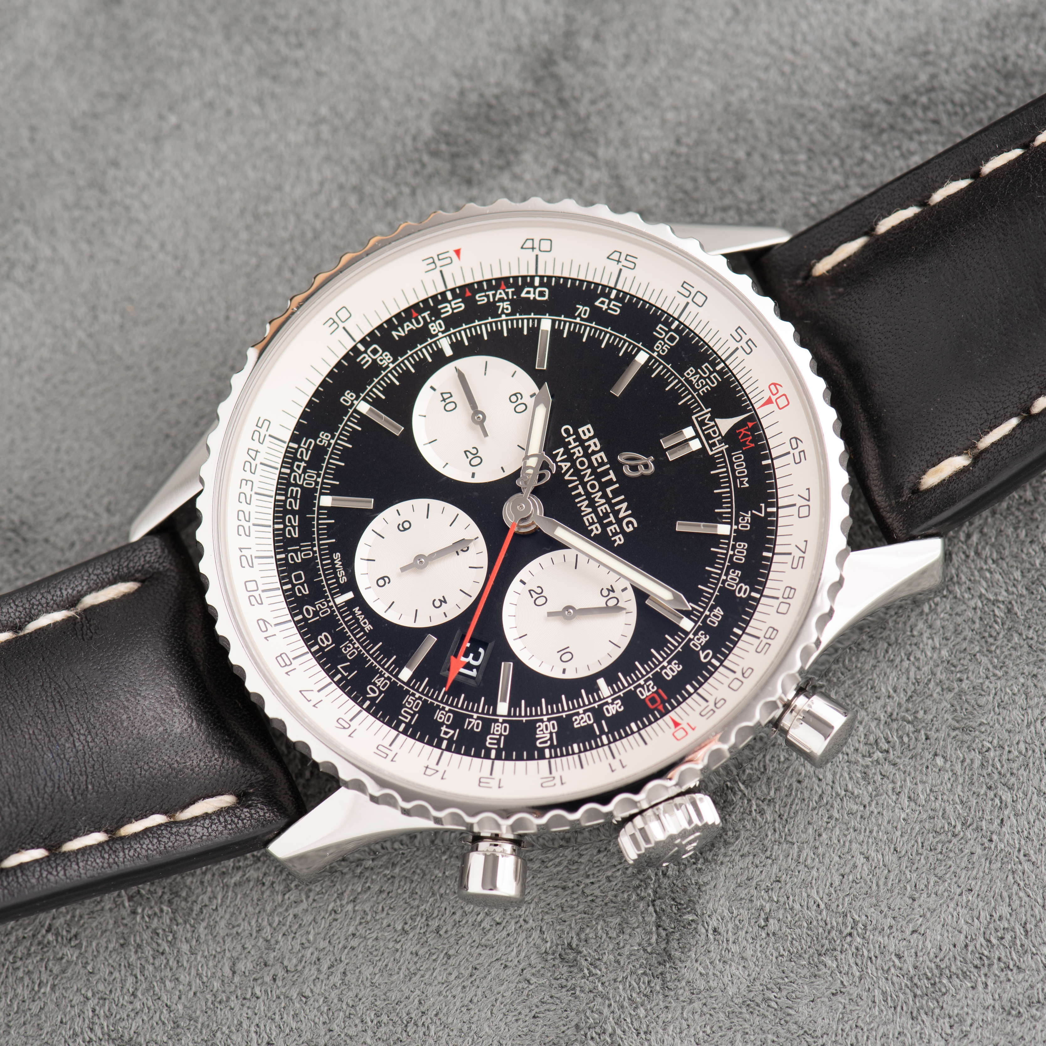 Vue de Breitling Chronometer Navitimer 1 B01 Chronograph réf AB0127211B1X2 Full set