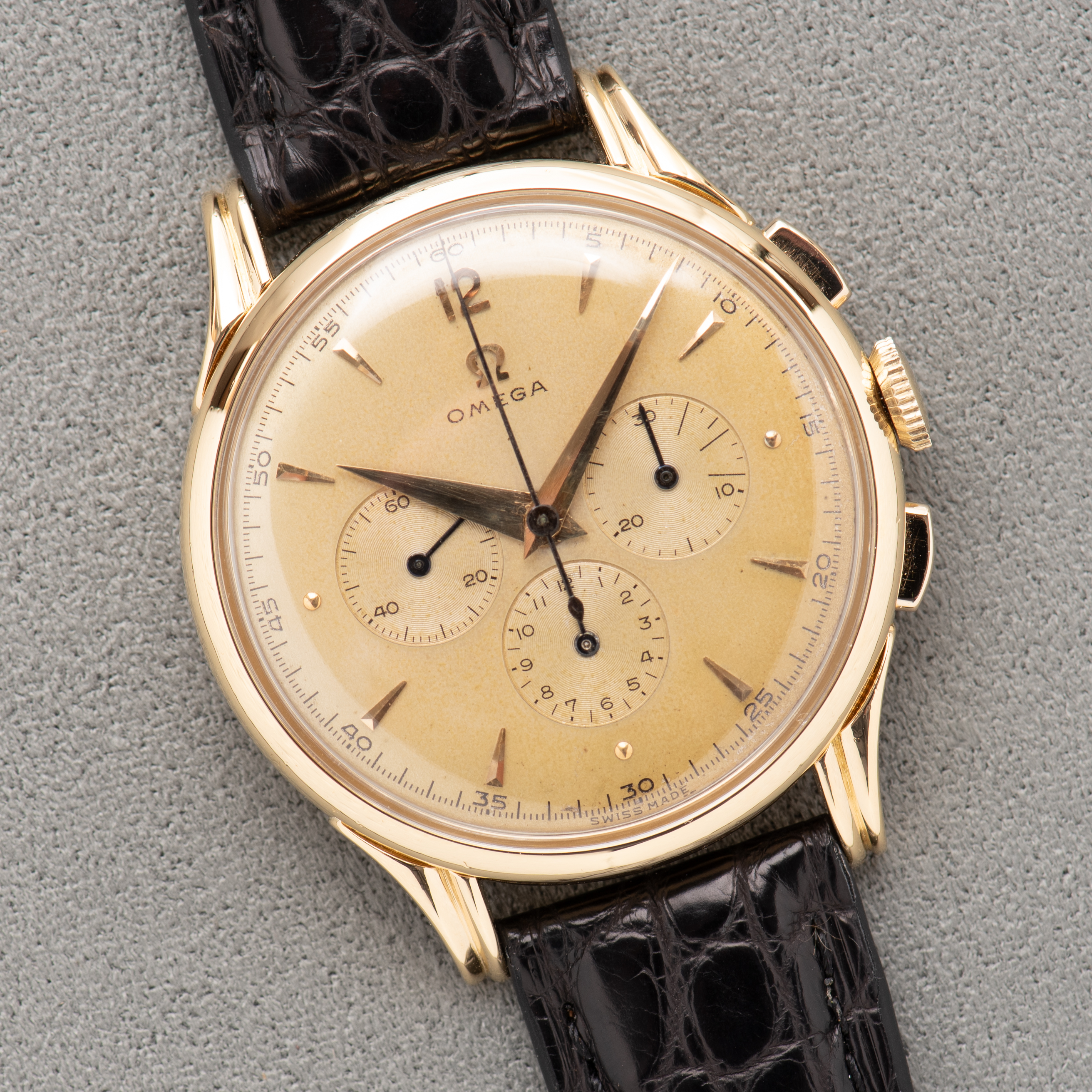 Vue de Omega Chronographe Jumbo Gold 18k Réf 2468 Cal 321 from 1952